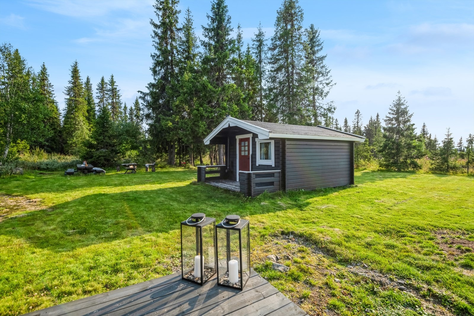 Det finnes et uthus på eiendommen med enkel standard og liggende trekledning. Galleribilde