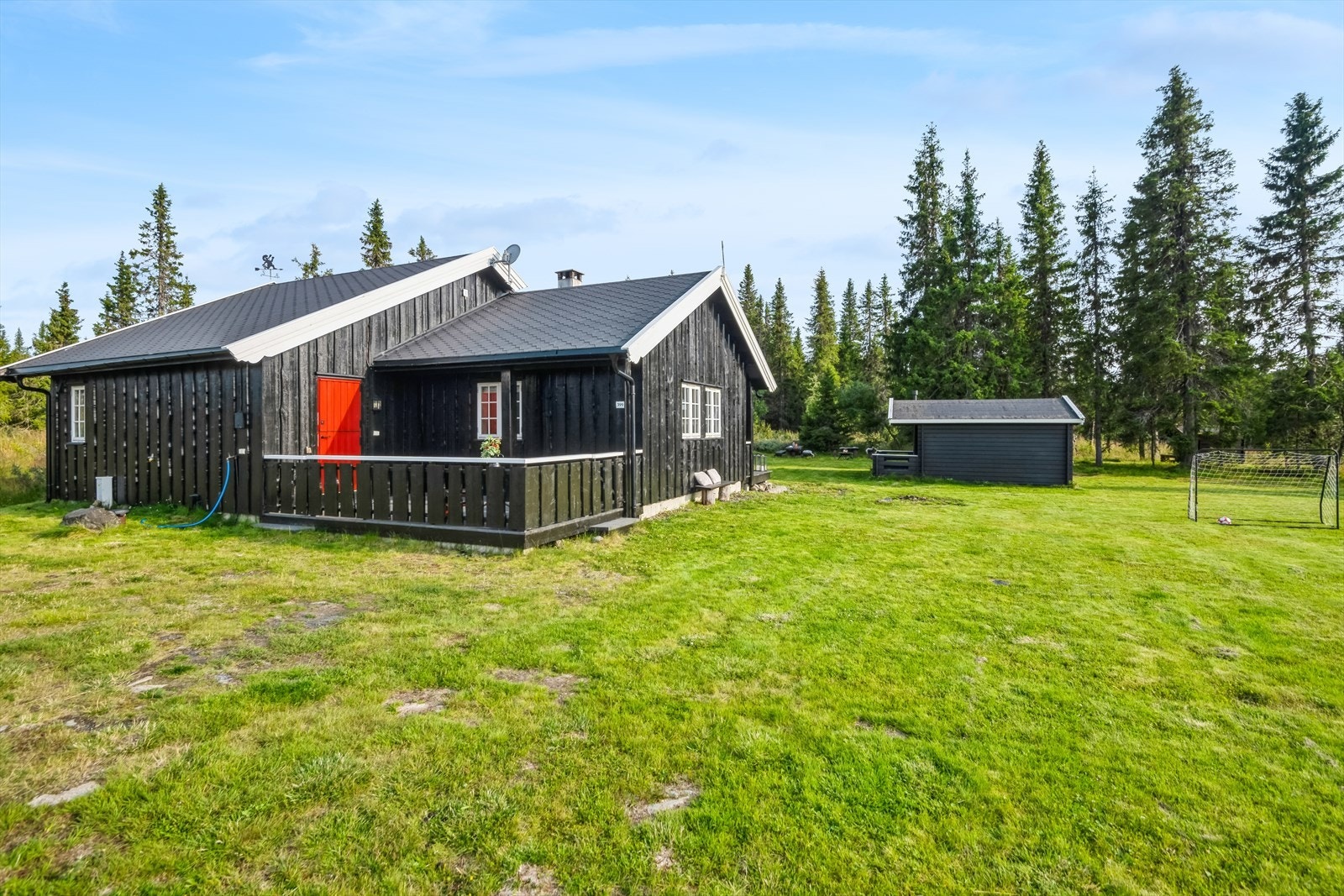 Boligen har trekledning med stående panel og en terrasse på 15 m² mot nord. Galleribilde