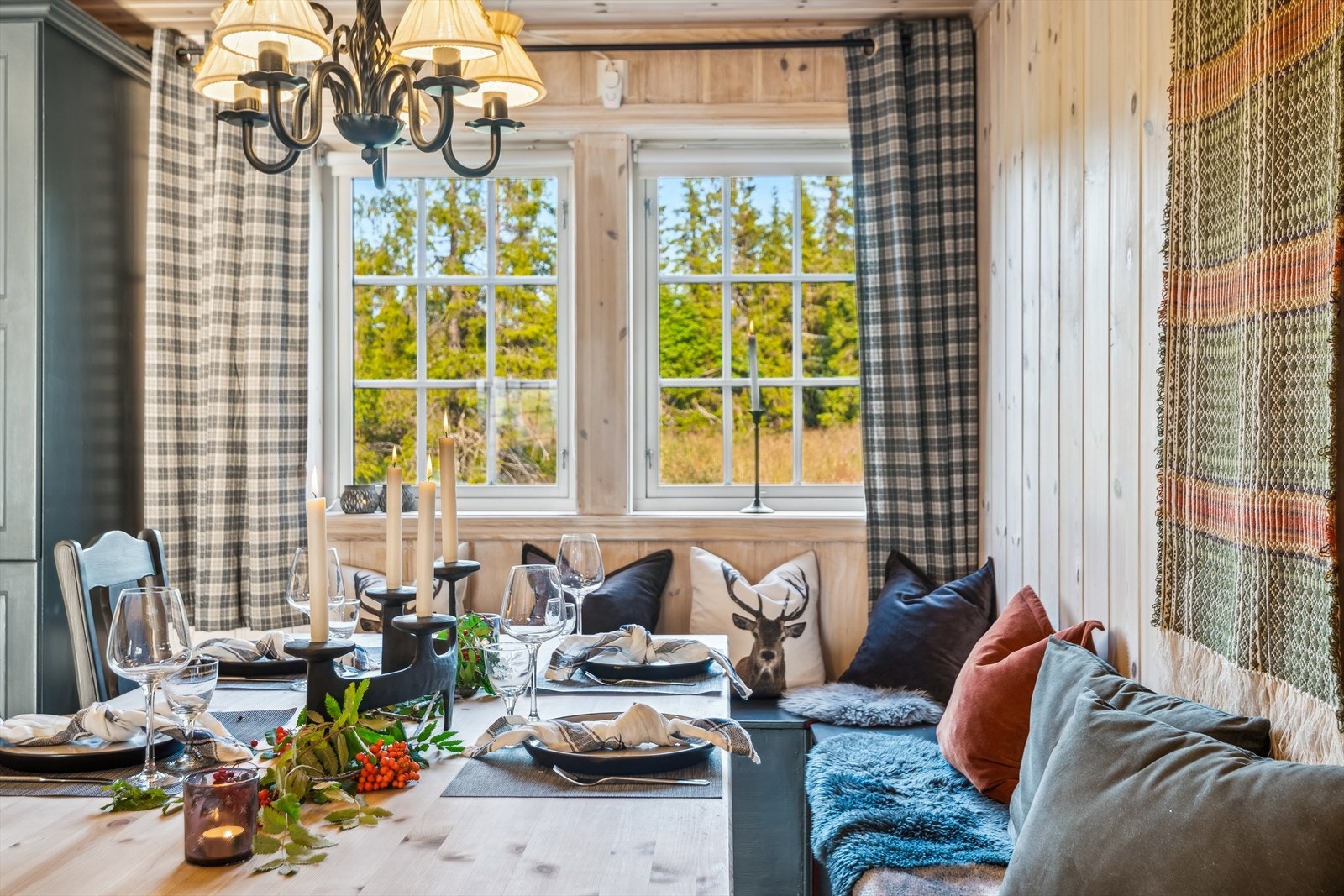 Store vindusflater ved spiseplassen gir rikelig med naturlig lys og utsikt. Galleribilde