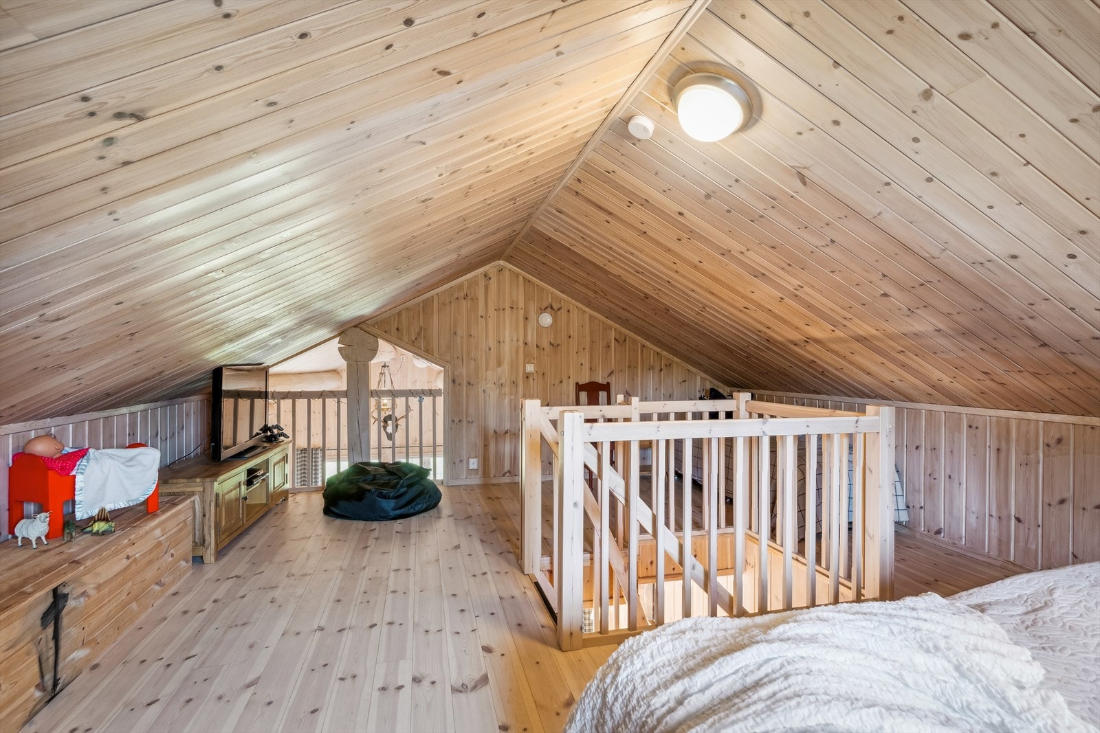 Hems med skråhimling og panel gir sjarmerende inntrykk med god plass. Galleribilde