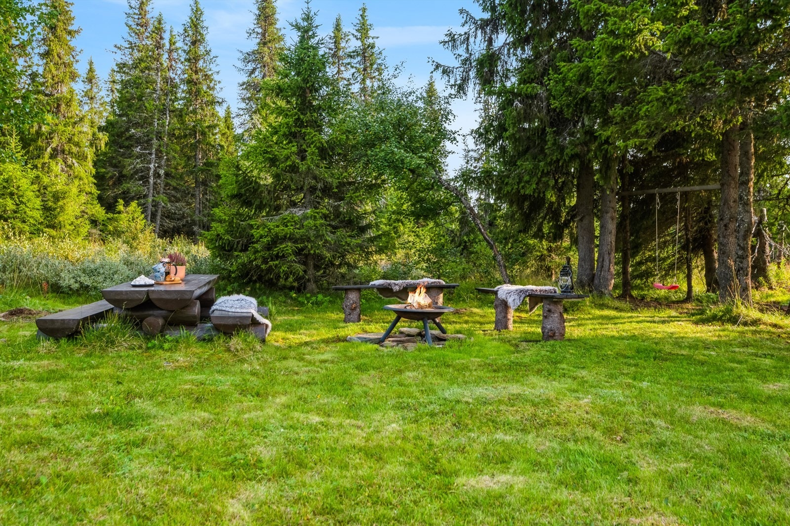 Uteområdet har sittegrupper og bålplass, ideelt for samling og avslapning. Galleribilde