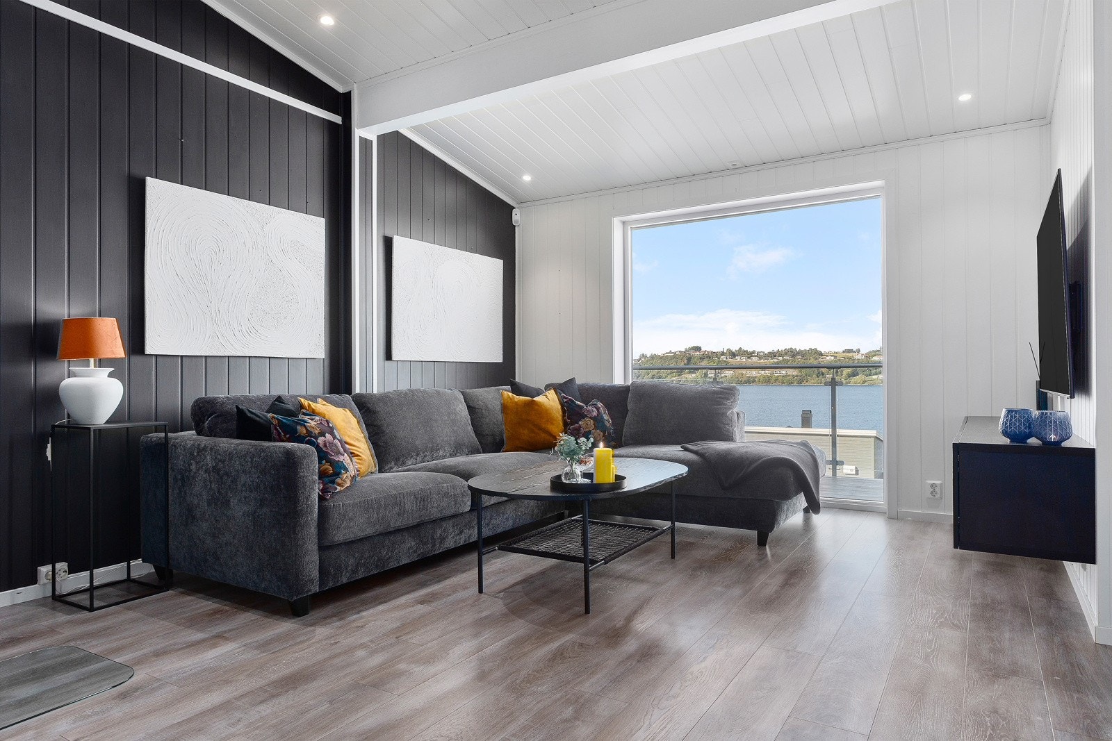 Romslig stue med god plass for flere sittegrupper. Galleribilde
