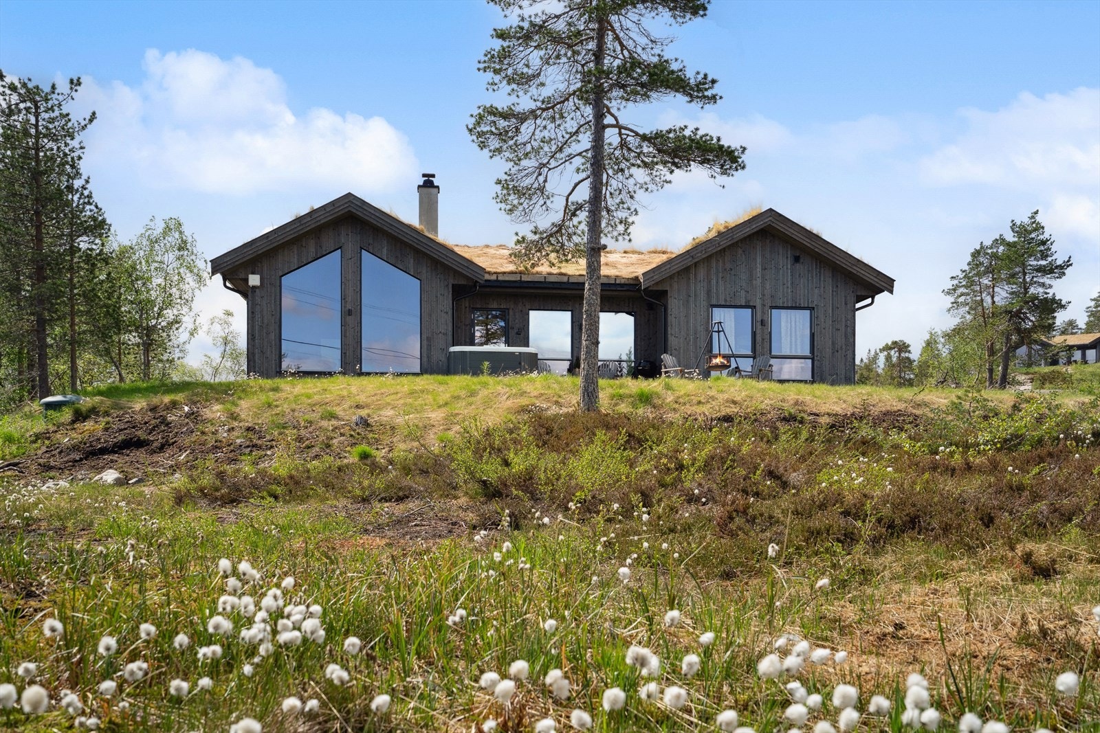 Flott og moderne hytte med store vindusflater. Galleribilde