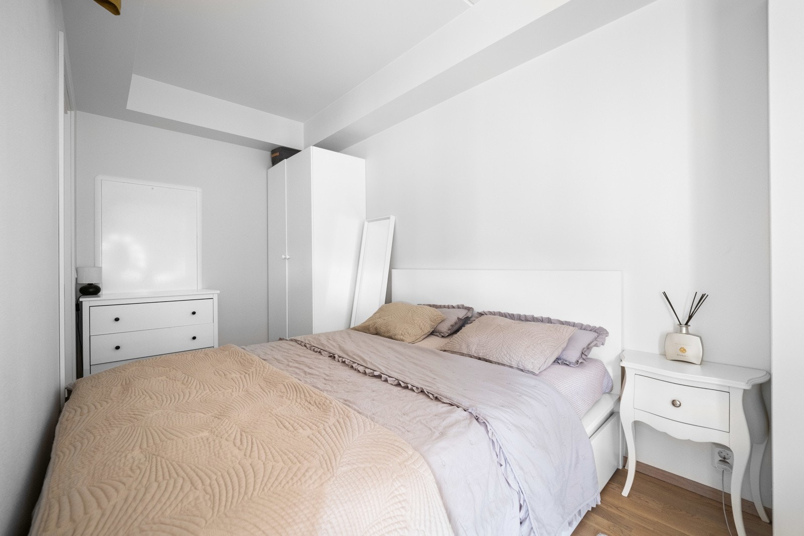 Soverommet har plassbesparende skyvedører og en smart løsning med adkomst på begge sider av sengeplassen Galleribilde