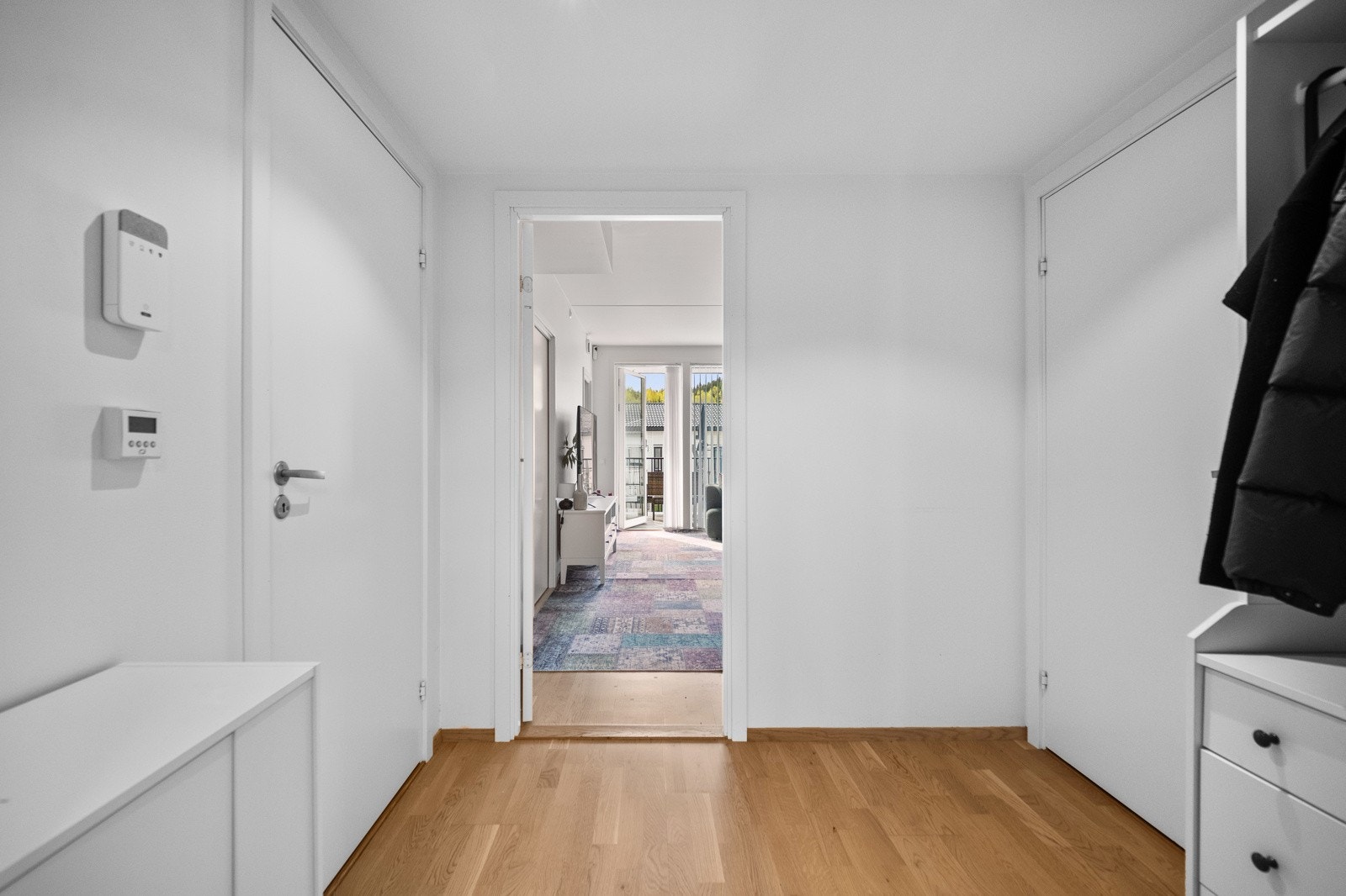 I entréen har du god plass til å sette fra deg sko og henge fra det yttertøy Galleribilde