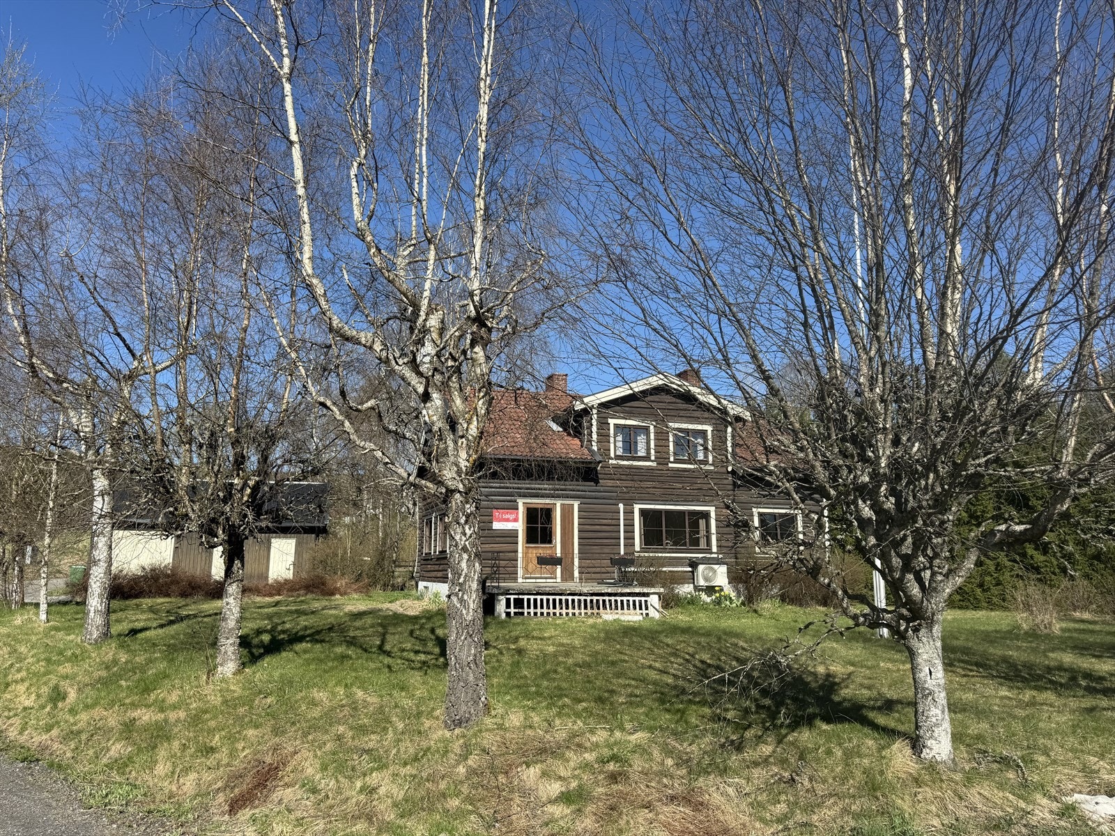Hovedstuen har utgang til en østvendt terrasse med trapp til hagen og et areal på ca. 9 kvm. Galleribilde