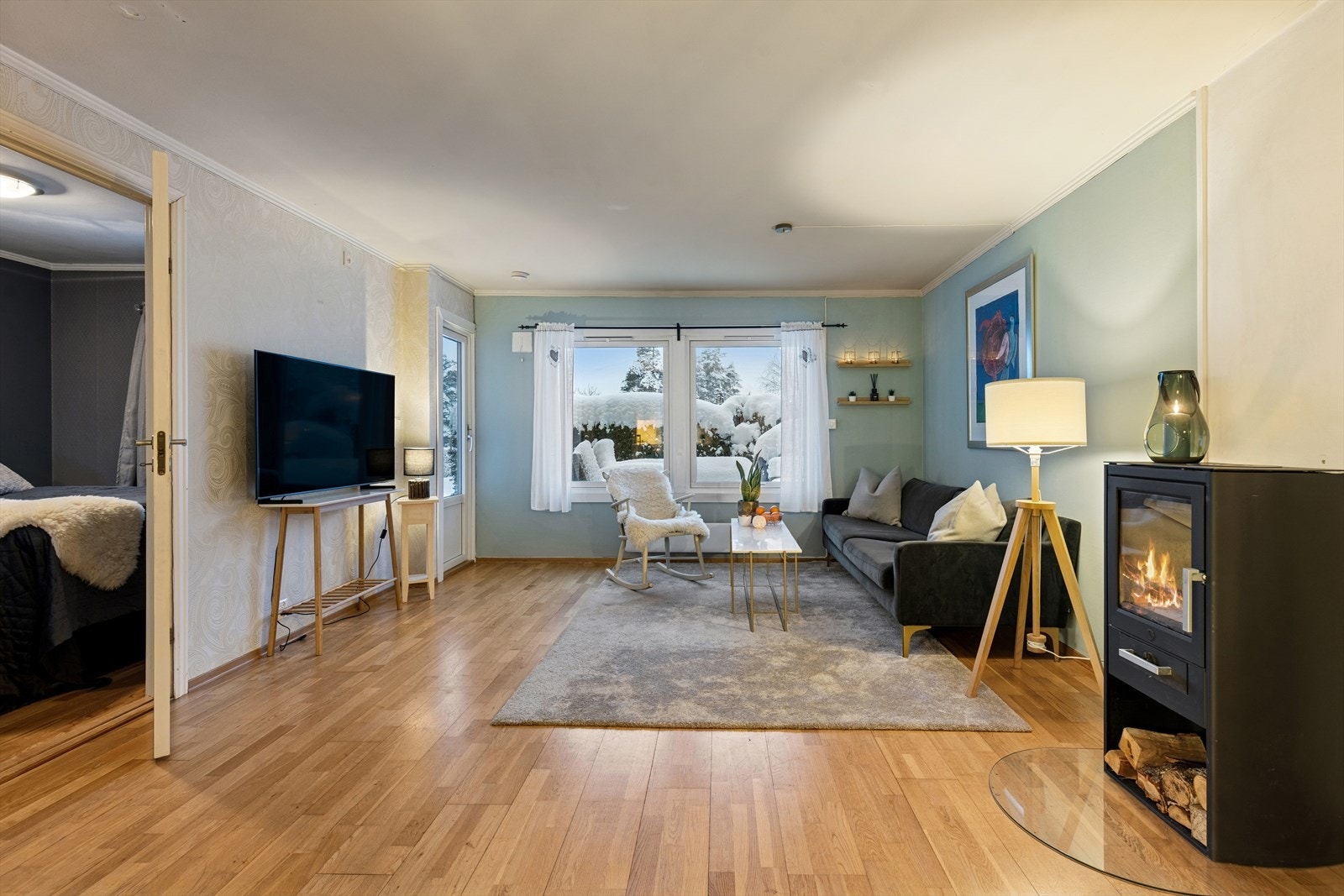 Delikat tapet på vegg inn til soverommet. Galleribilde