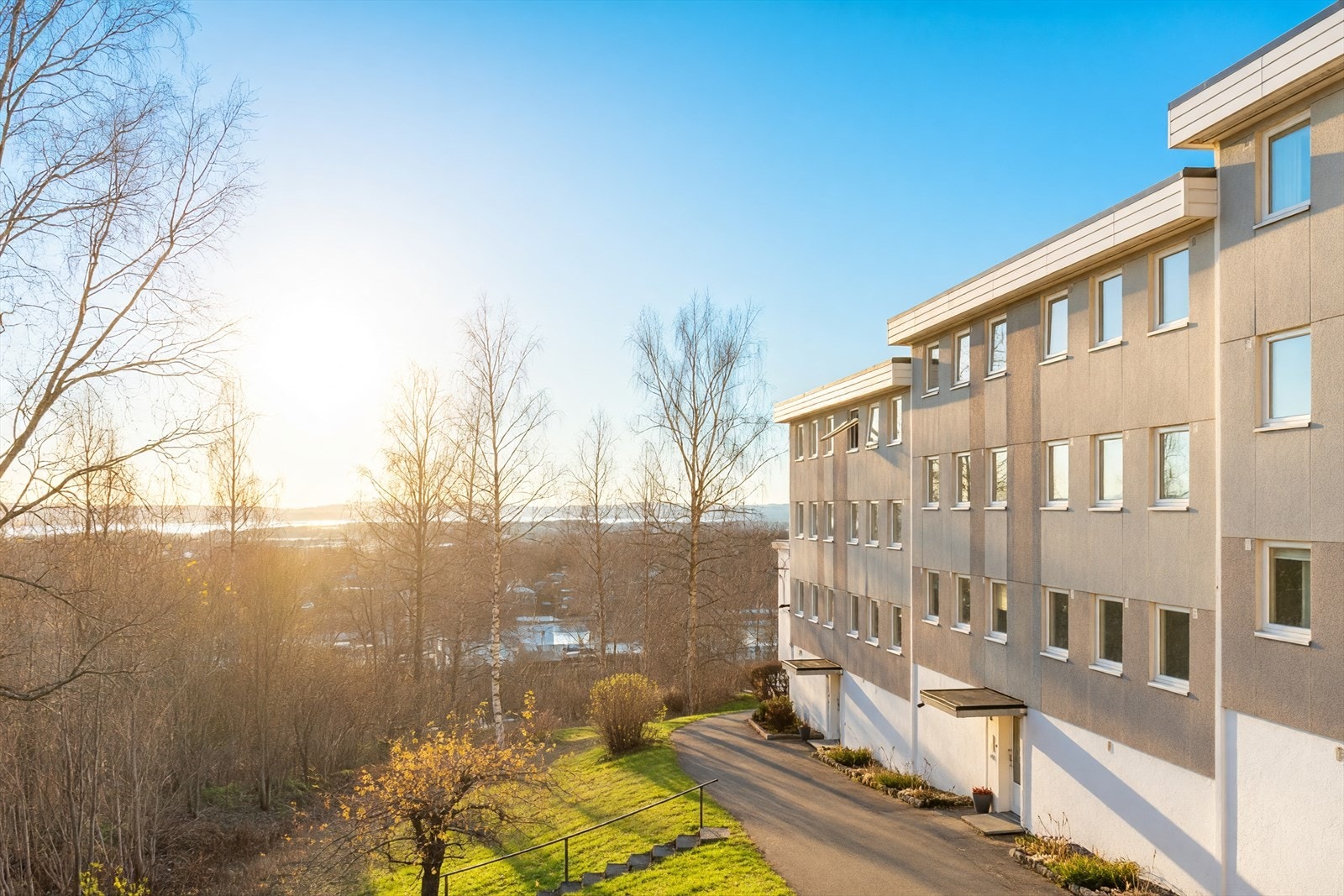 Inngangsparti på baksiden av blokken, adkomst ned til turvei. Galleribilde