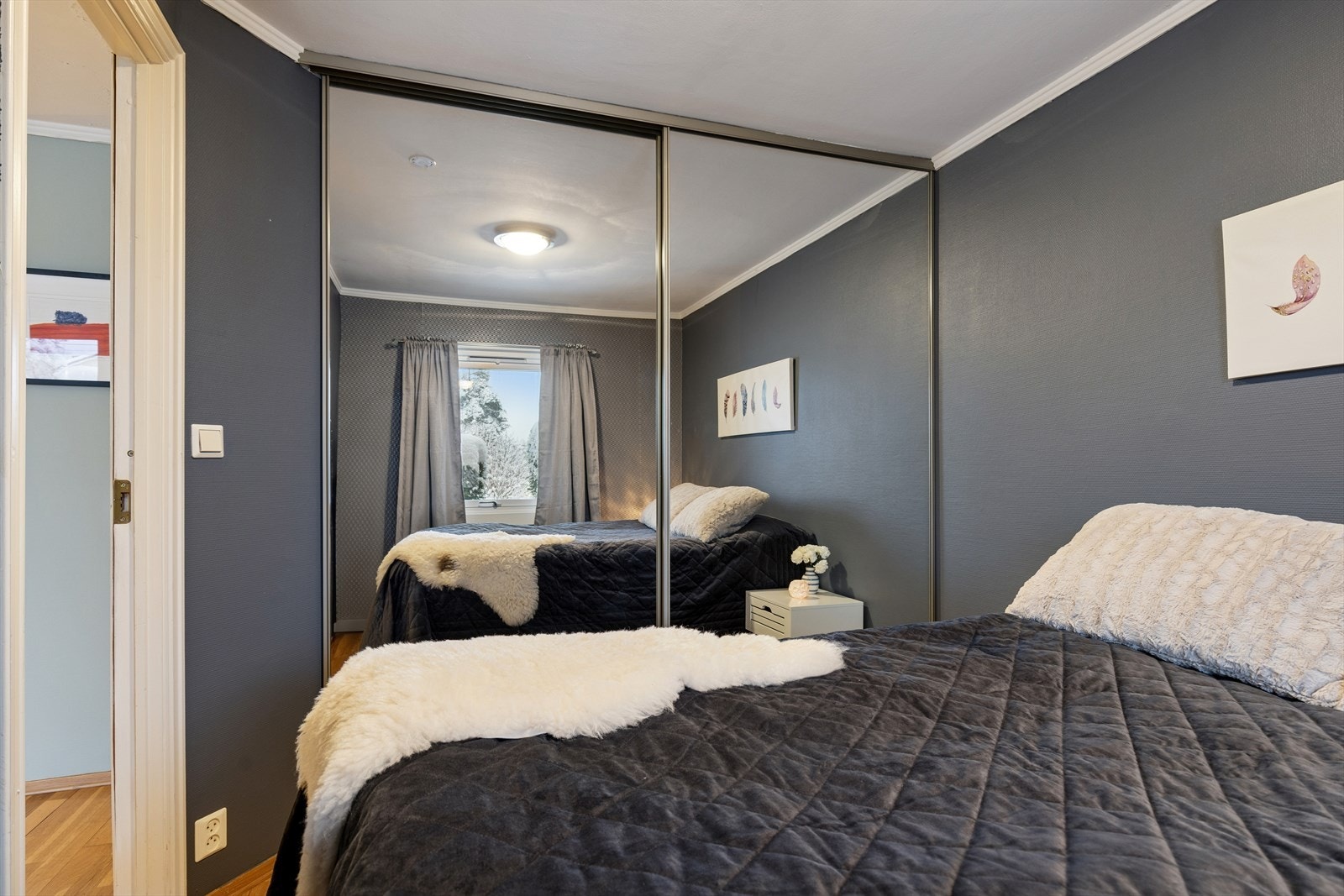 Skyvedørsgarderobe med speil. Galleribilde