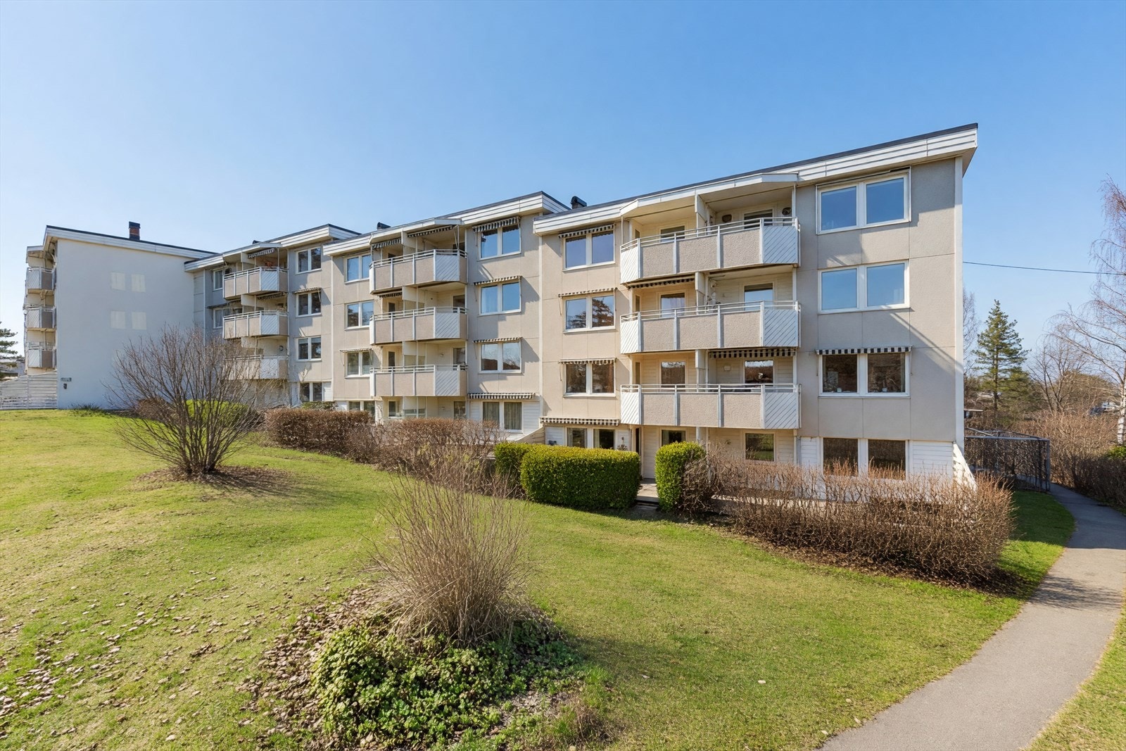 Uteplassen er godt skjermet med hekk og ligger ut mot de grønne fellesarealene! Gangveien går fra p-plassene ved veien. Galleribilde