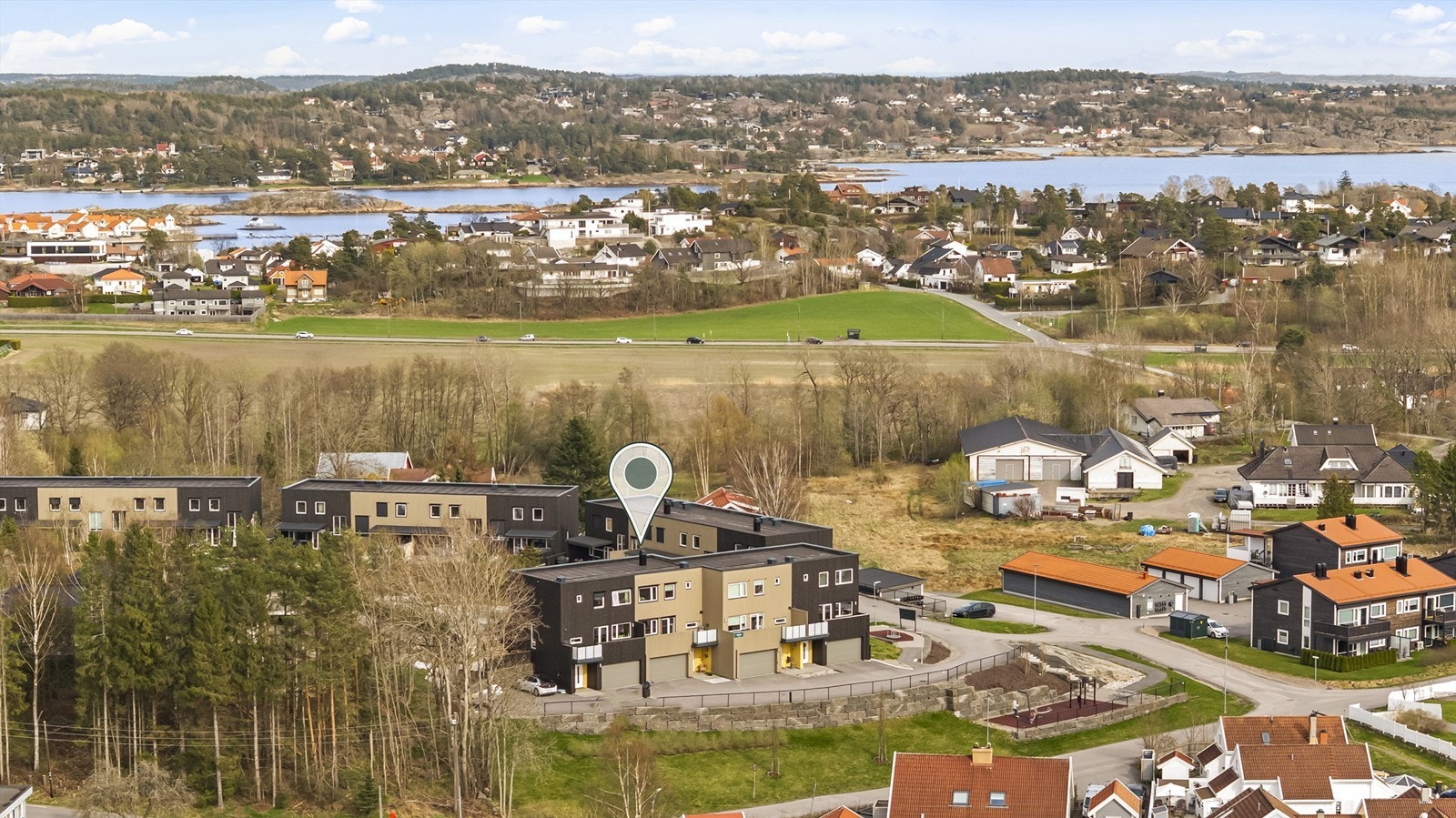 Eiendommen ligger solrikt og fritt til, med umiddelbar nærhet til flotte turområder. Området er svært barnevennlig med kort vei til både lekeplass og barneskole, og her kan barna ferdes fritt og trygt. Galleribilde