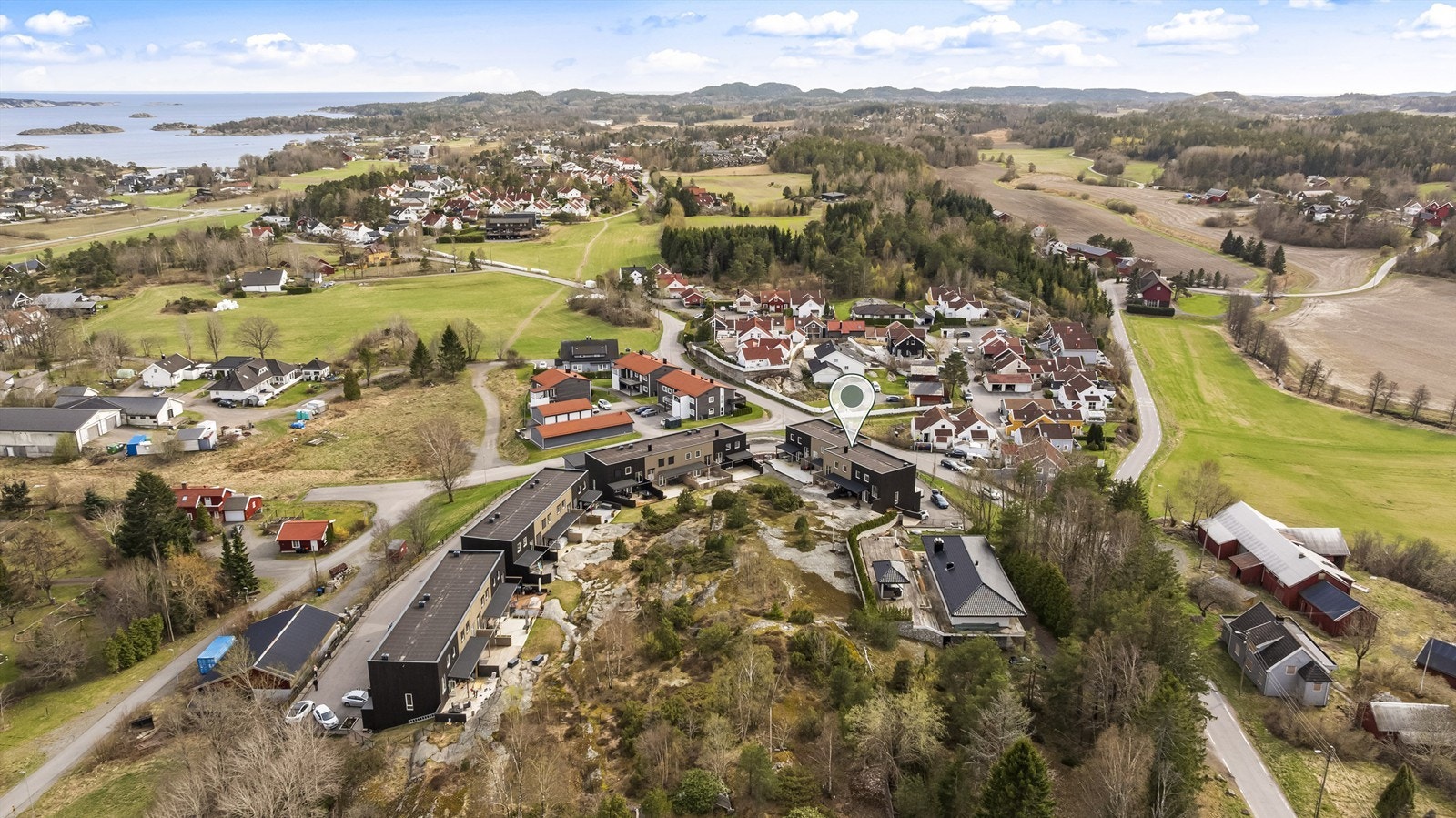 Dette er et meget populært boområde med nærhet til idylliske Granholmen badestrand og båtbrygge. Granholmen er et attraktivt samlingspunkt på varme sommerdager, med badeplass, matservering og herlig sommerstemning. Galleribilde