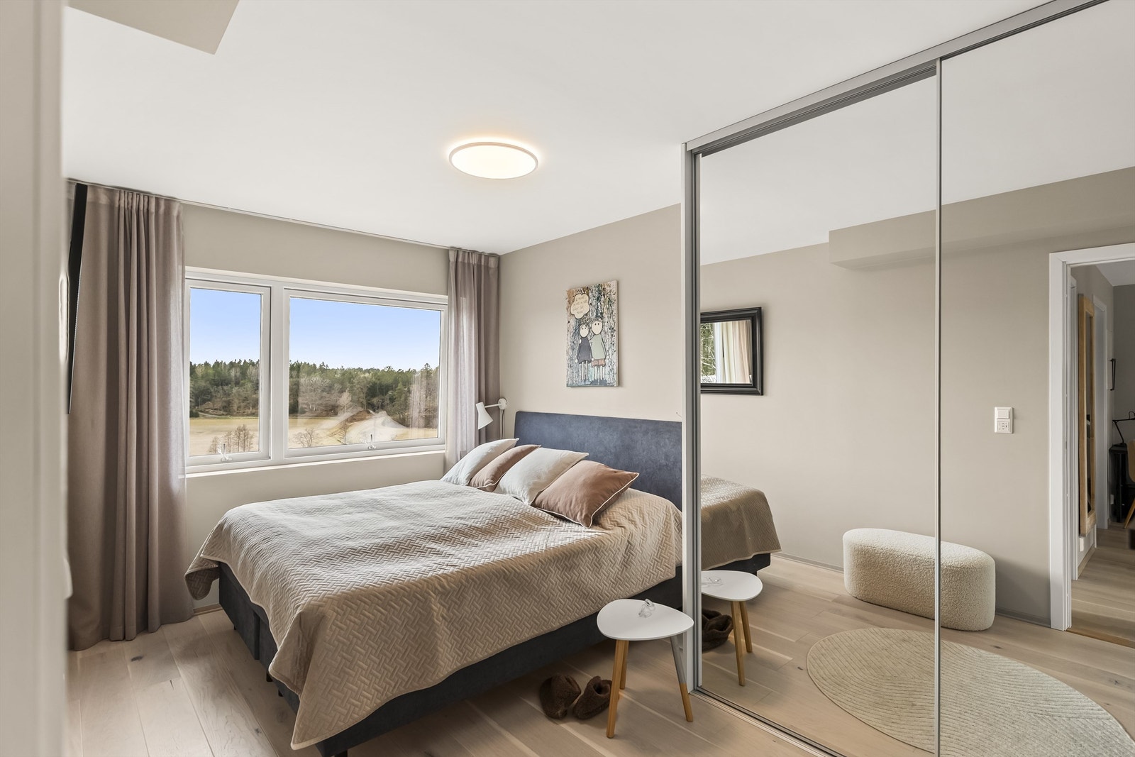 Hovedsoverom med skyvedørsgarderobe Galleribilde