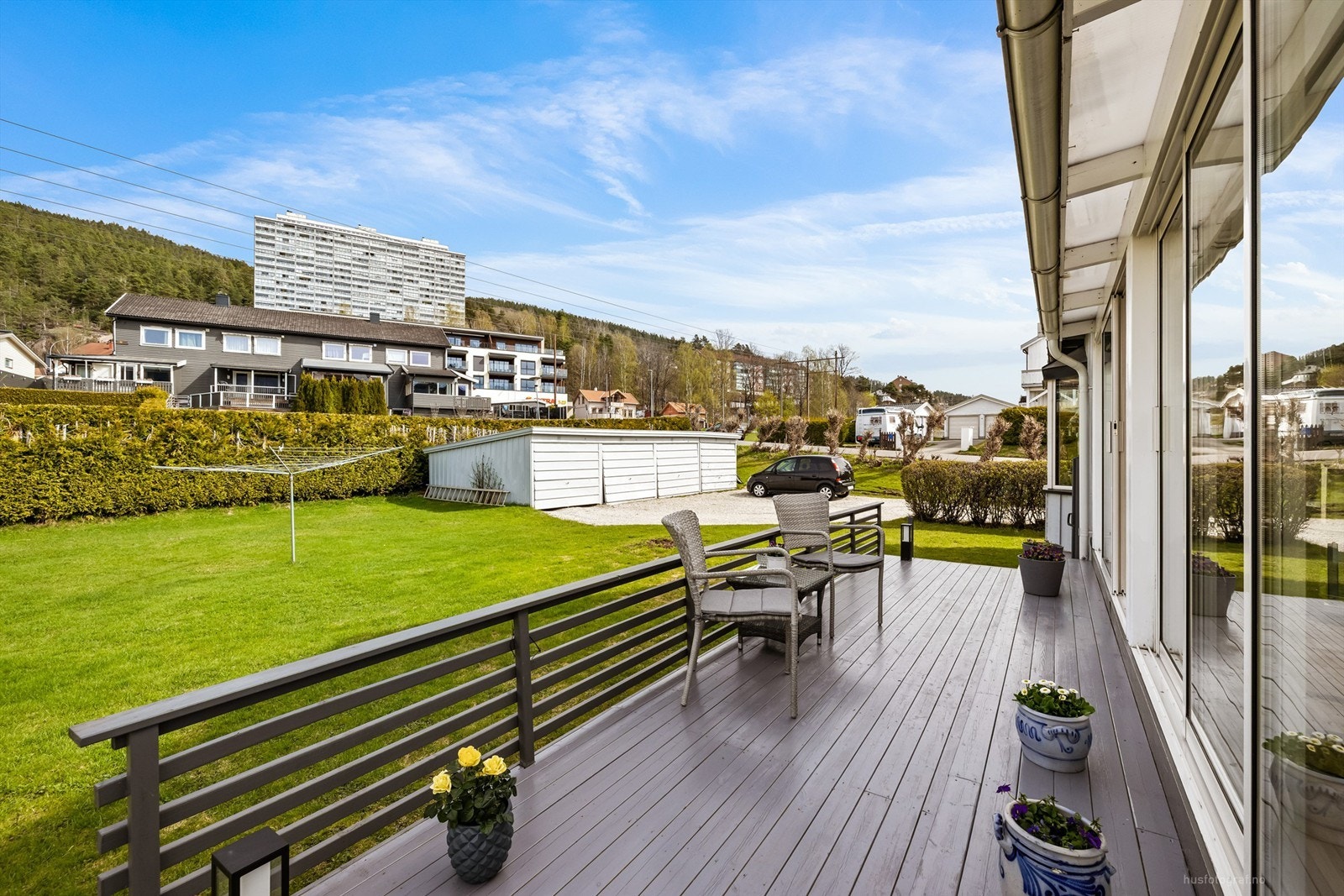 Fra sommerstuen er det utgang til en stor, kombinert terrasse på totalt 23 m². Galleribilde