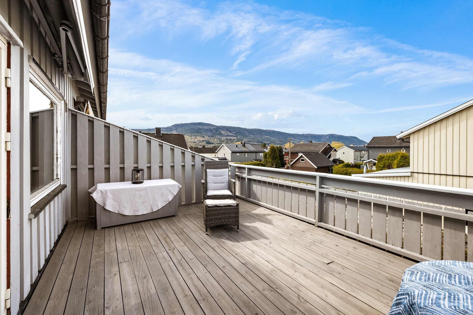 Den vestvendte takterrassen på 17 m² har gode solforhold fra formiddag til kveld. Galleribilde