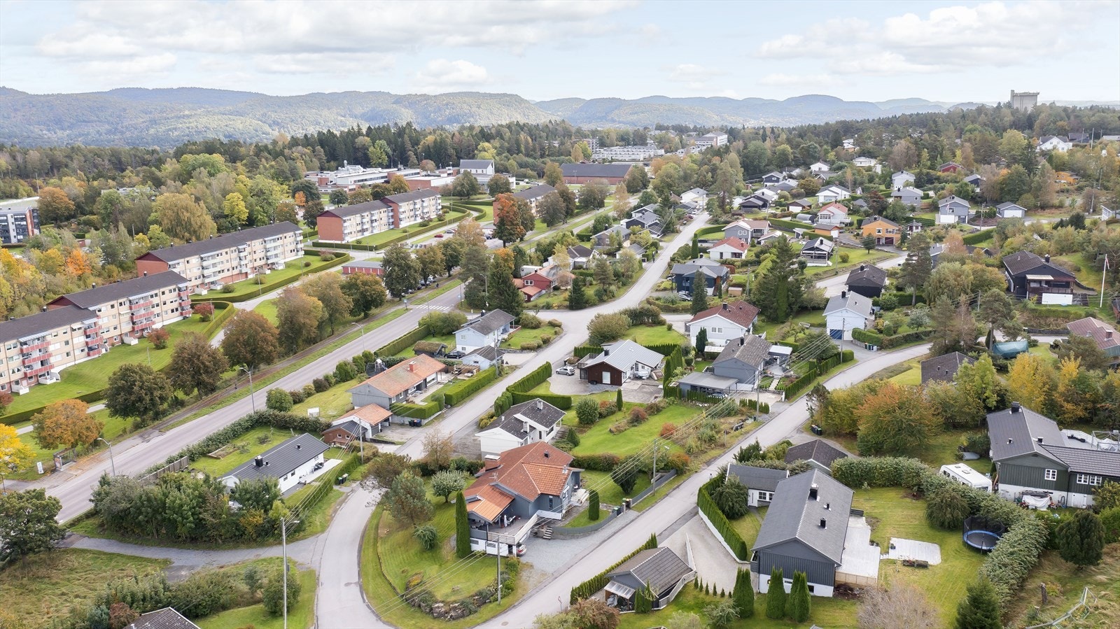 Kort gangavstand til barneskole, svømmehall, dagligvare og bussholdeplass med gode forbindelser. Galleribilde