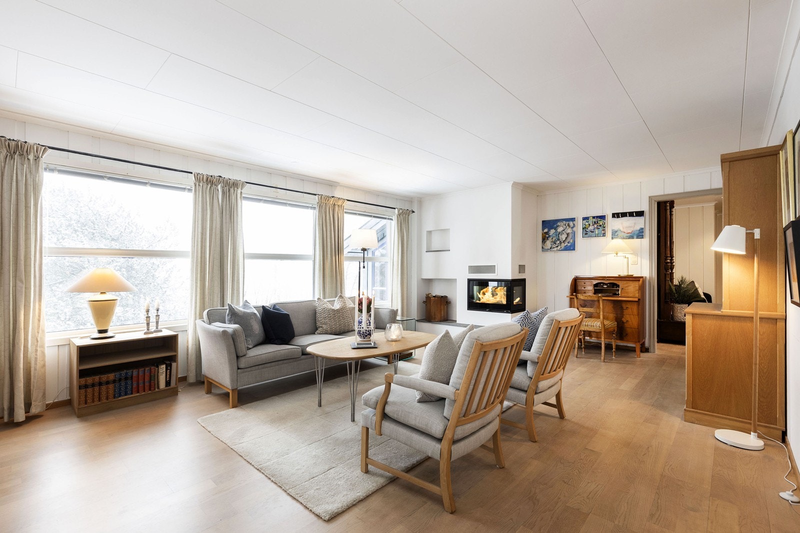 Pen stue med peisinnsats Galleribilde
