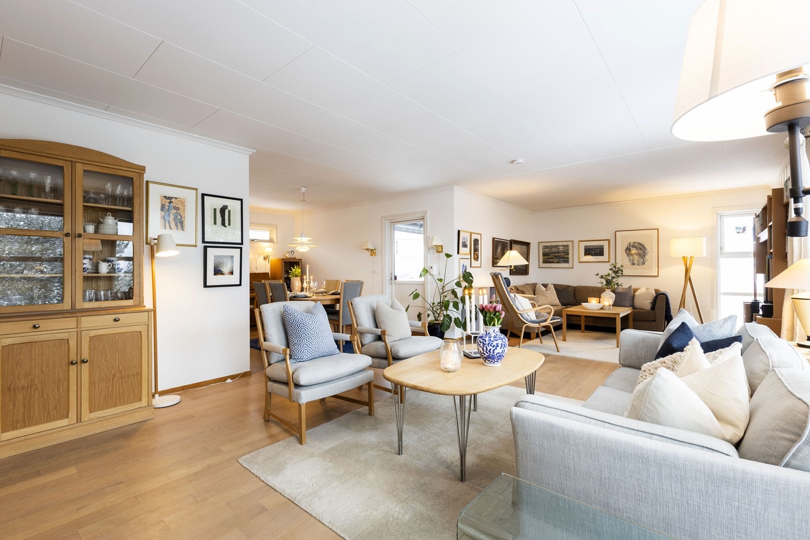 Romslig stue med utgang til terrasse Galleribilde