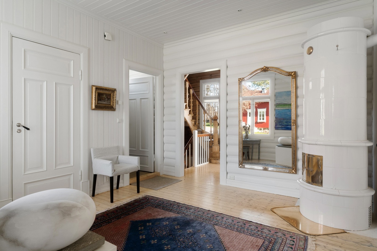 Oppvarmingen skjer blant annet via vannbåren gulvvarme, styrt fra et varmesystem installert i 1998 og 2021. Galleribilde