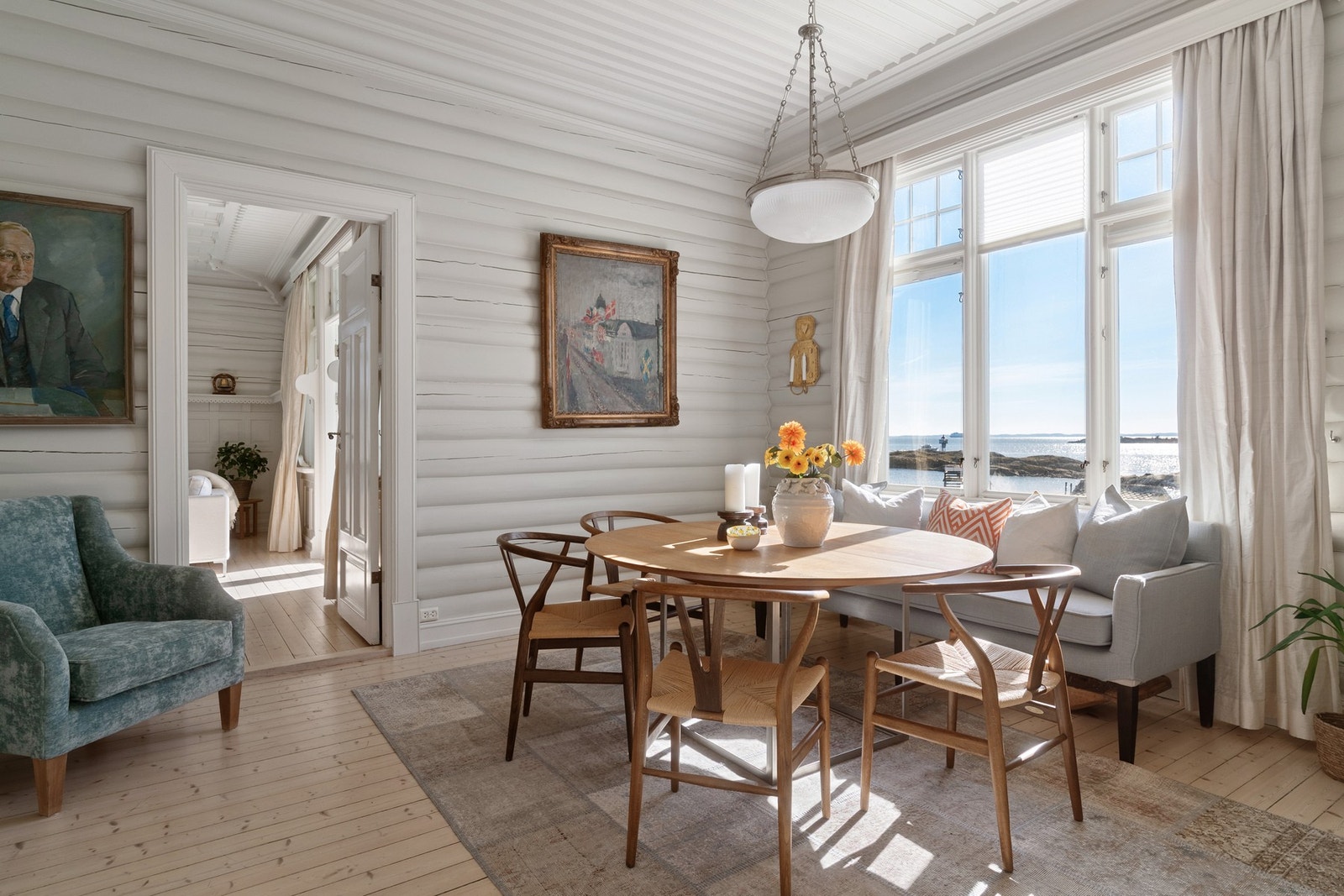 Hovedhusets 1. etasje består av: Hall, trapperom, toalettrom, vindfang, kjøkken, peisstue, spisestue. Galleribilde