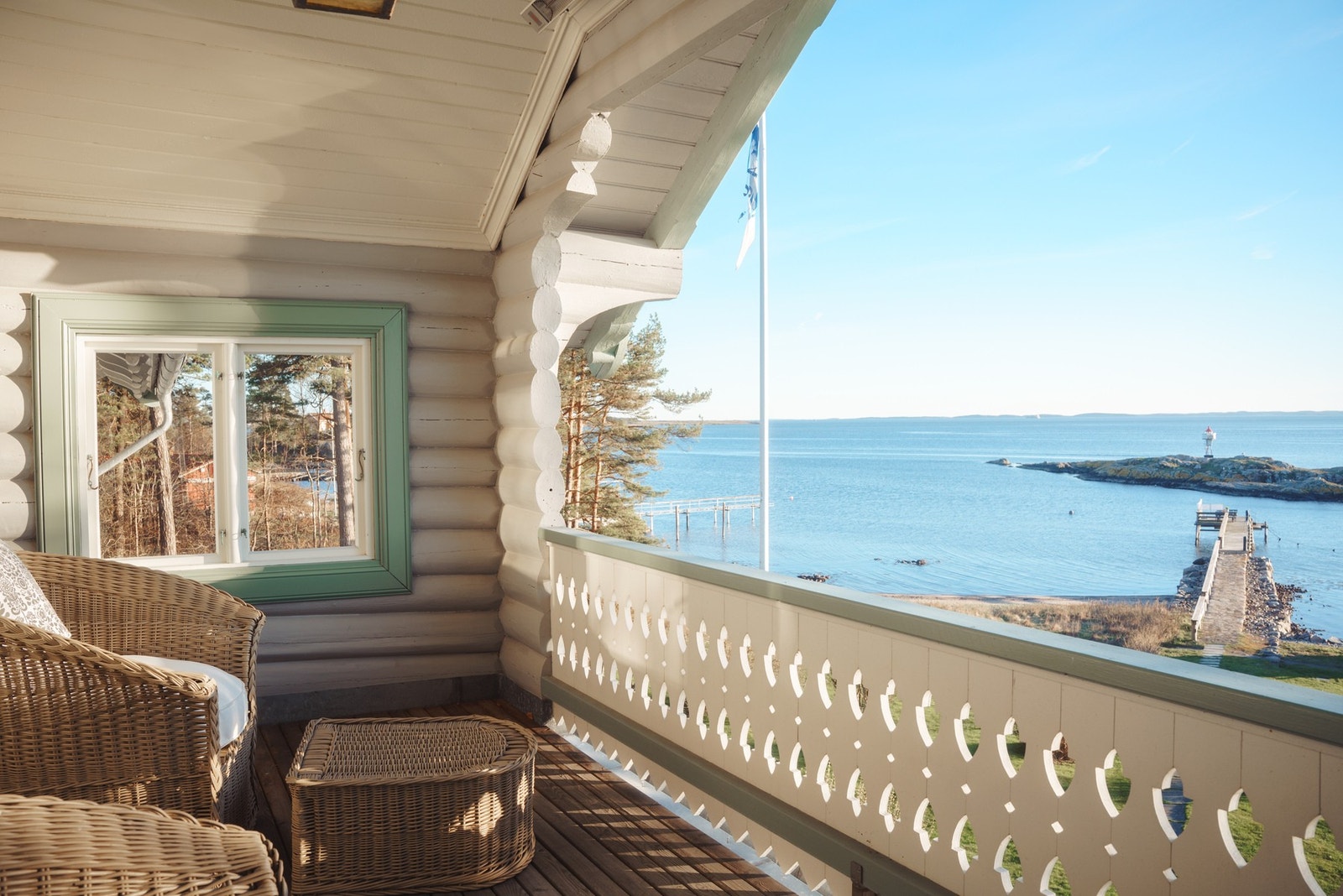 Fra stuen i 2. etasje er det utgang til en sjarmerende balkong med nydelig utsikt til sjø og sandstrand. En forlengelse av oppholdsrommet. Galleribilde