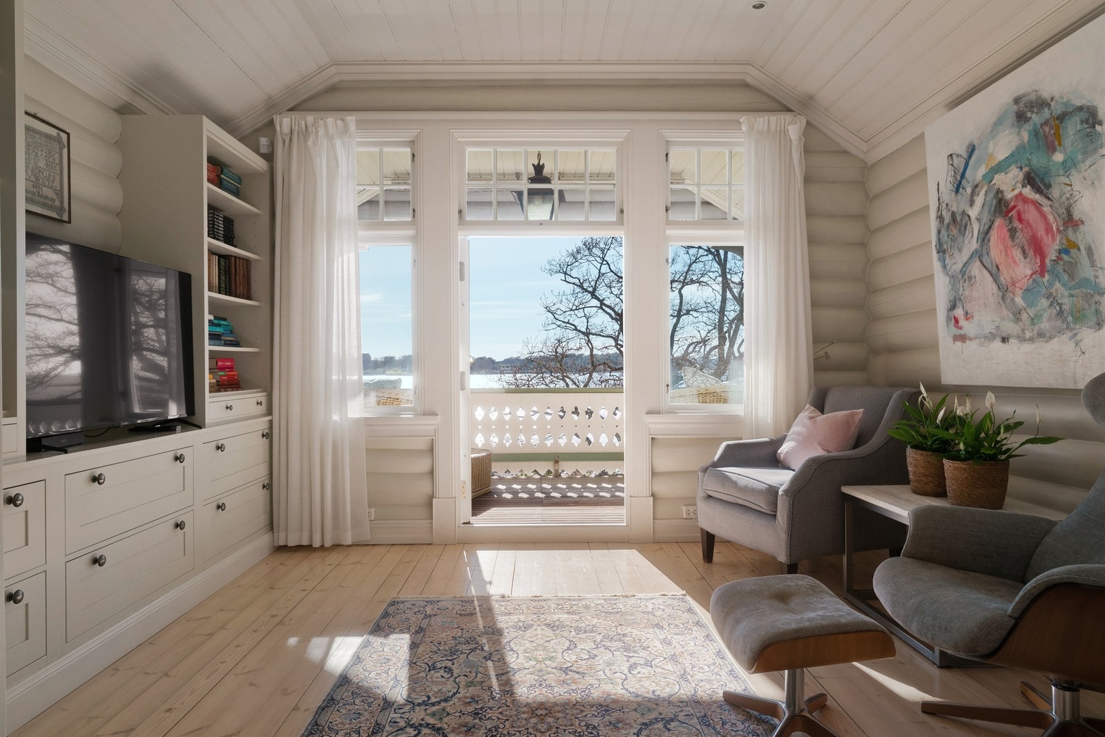 Hovedhusets 2. etasje består av: Trapperom, hall, bad, soverom, soverom 2, soverom 3, kott, kott 2, kott 3, kott 4, tv-stue. Galleribilde