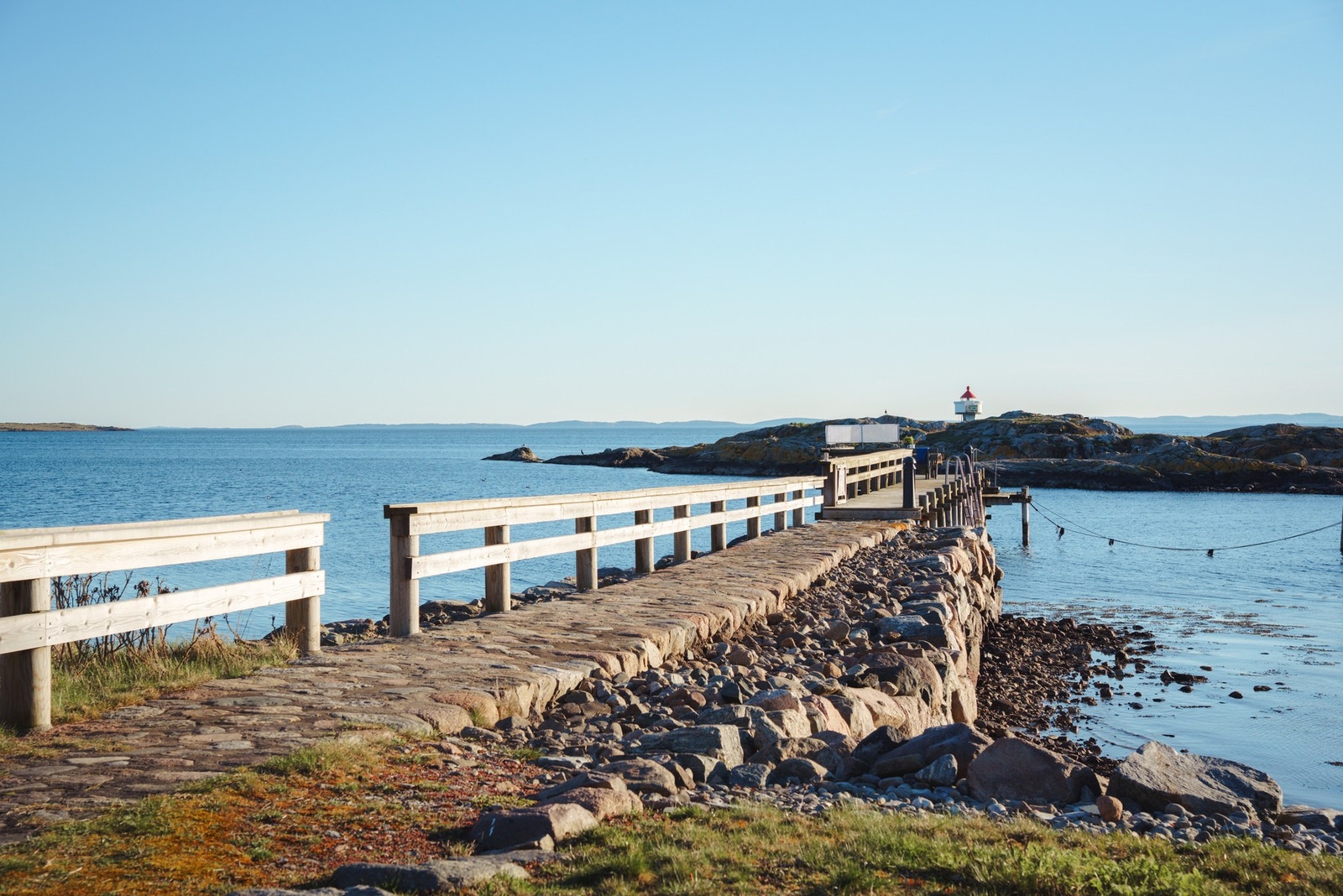 Eiendommen grenser direkte til sjøen med egen sandstrand, ca 160 meter strandlinje. Ca. 50 meter brygge med ytre del i trykkimpregnert tre. Det er ca. 1 meter bred gangbane, samt ca 15 kvm brygge/badeplass/sitteplass. Galleribilde