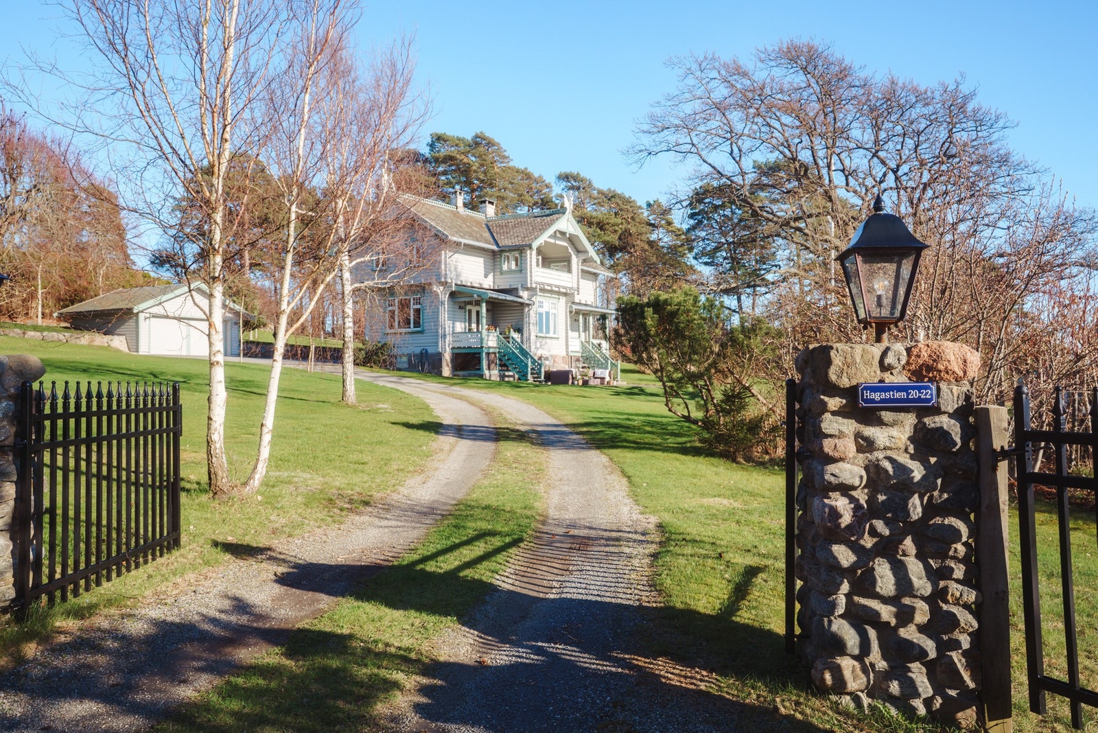 Innkjøring både fra øvre og nedre del av tomten. Galleribilde