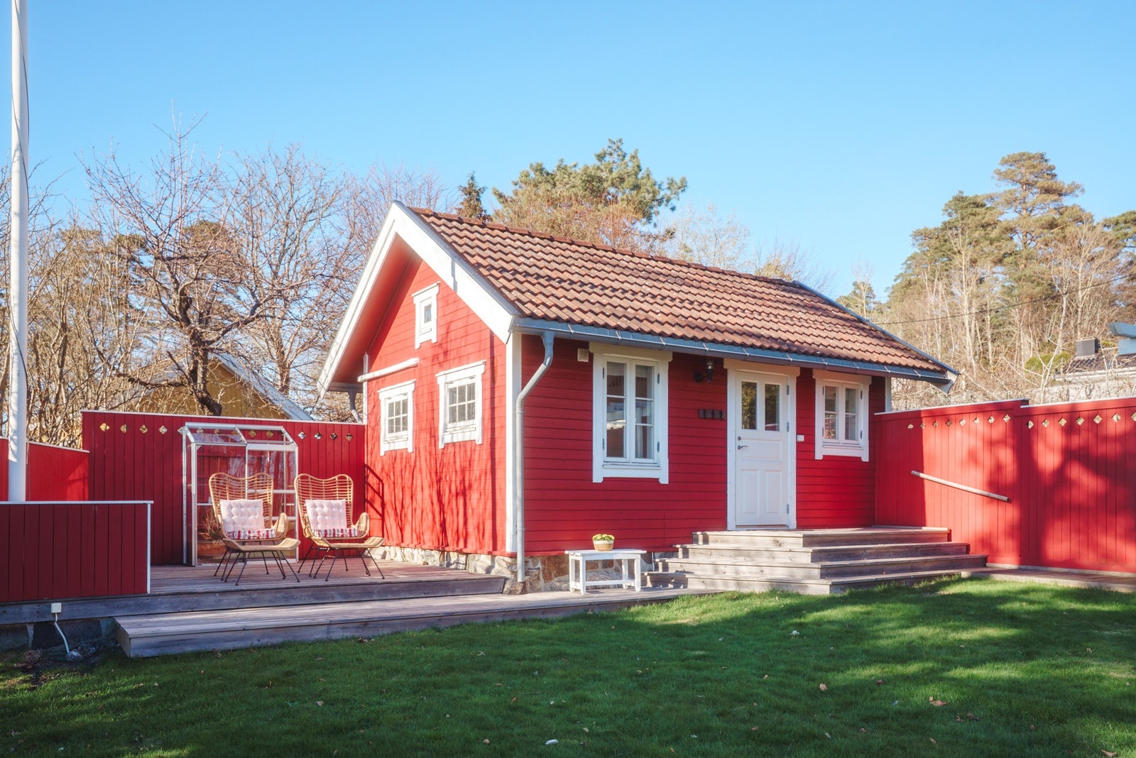 Velkommen til "Hønsehuset". Annekset ligger fint plassert på eiendommen og fremstår som et hyggelig gjestehus. Galleribilde