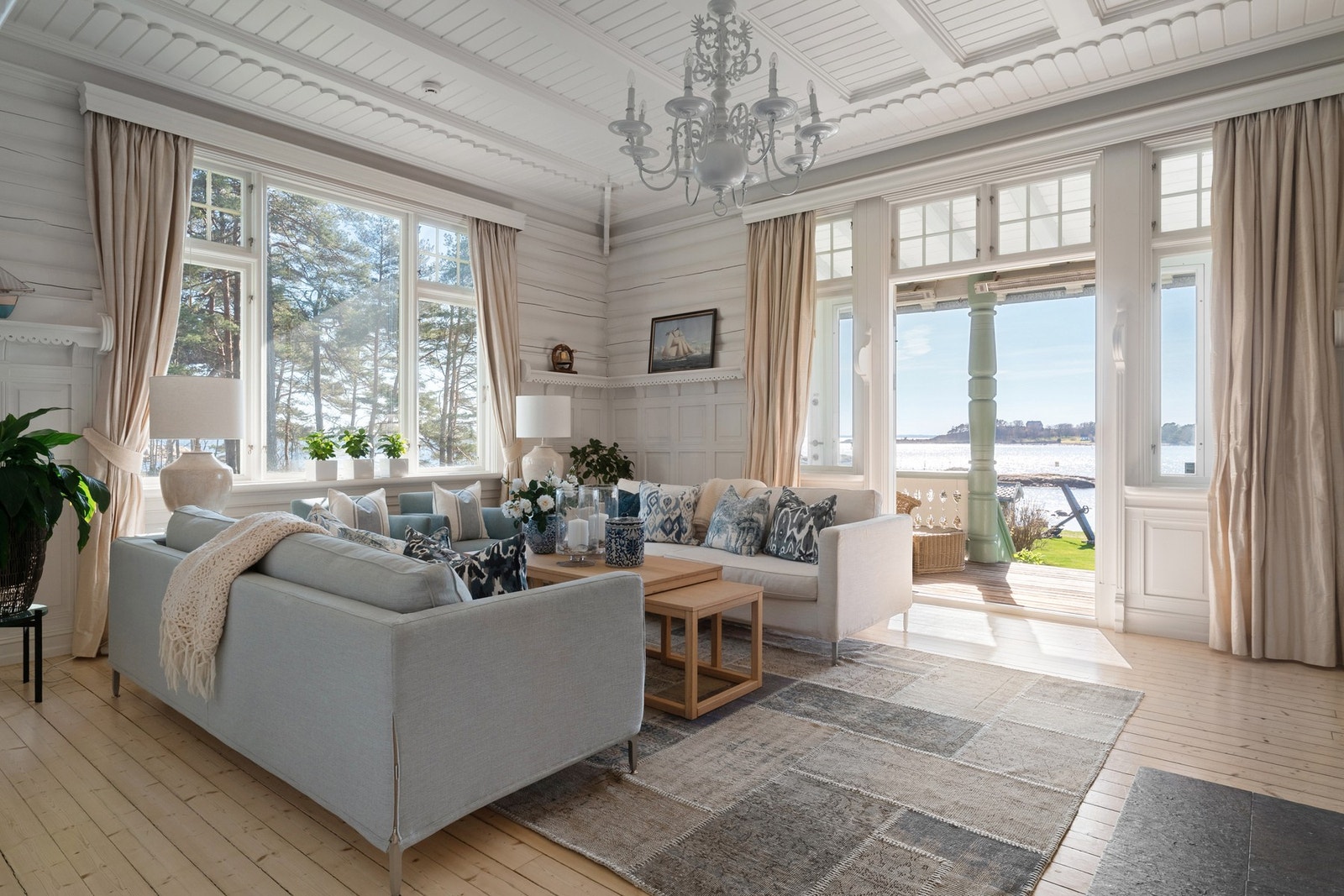 Innvendig har hovedhuset gjennomgått en nennsom restaurering med originale detaljer bevart. Vegger i laftet tømmer gir et varmt og autentisk preg. Gjennomgående lutede tregulv i alle rom. Galleribilde