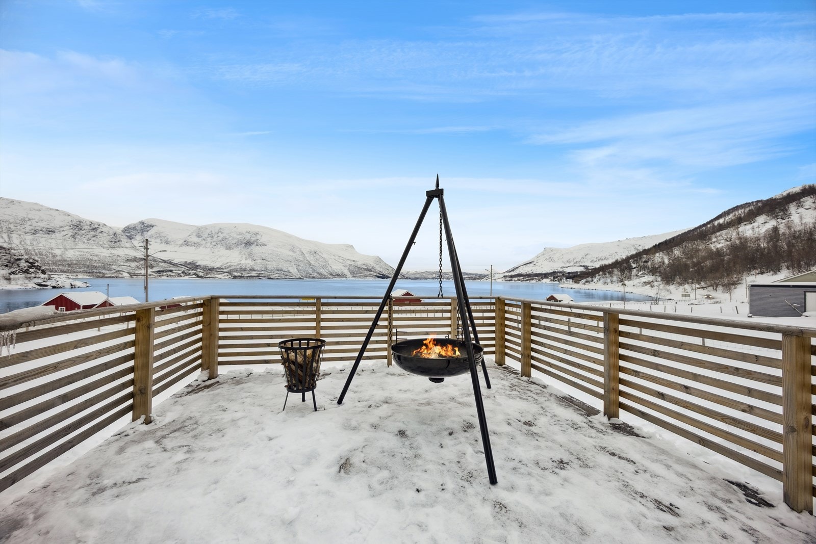 Terrassen har spilerekkverk og gir en fin uteplass med utsikt over omgivelsene. Galleribilde