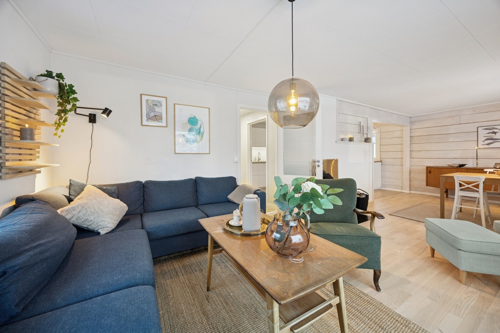 Her er det plass til både sofagruppe og et langbord for hyggelige måltider. Galleribilde