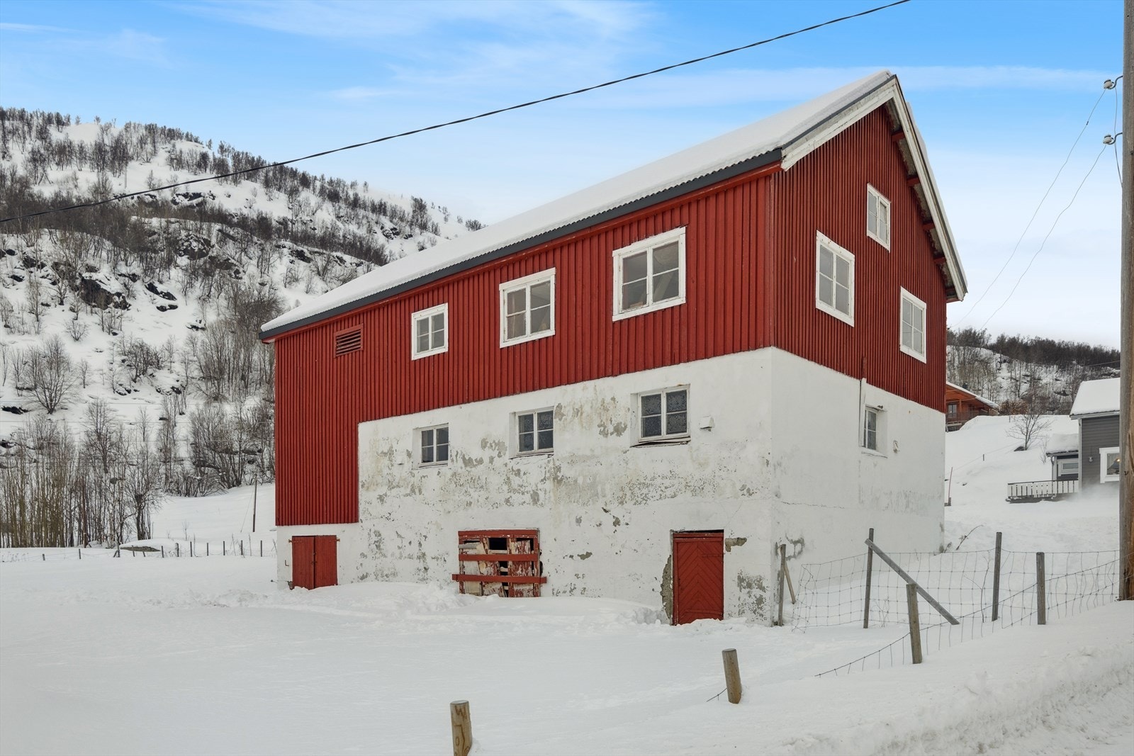 Låve/lagerbygning over tre plan på ca. 260 m². Galleribilde