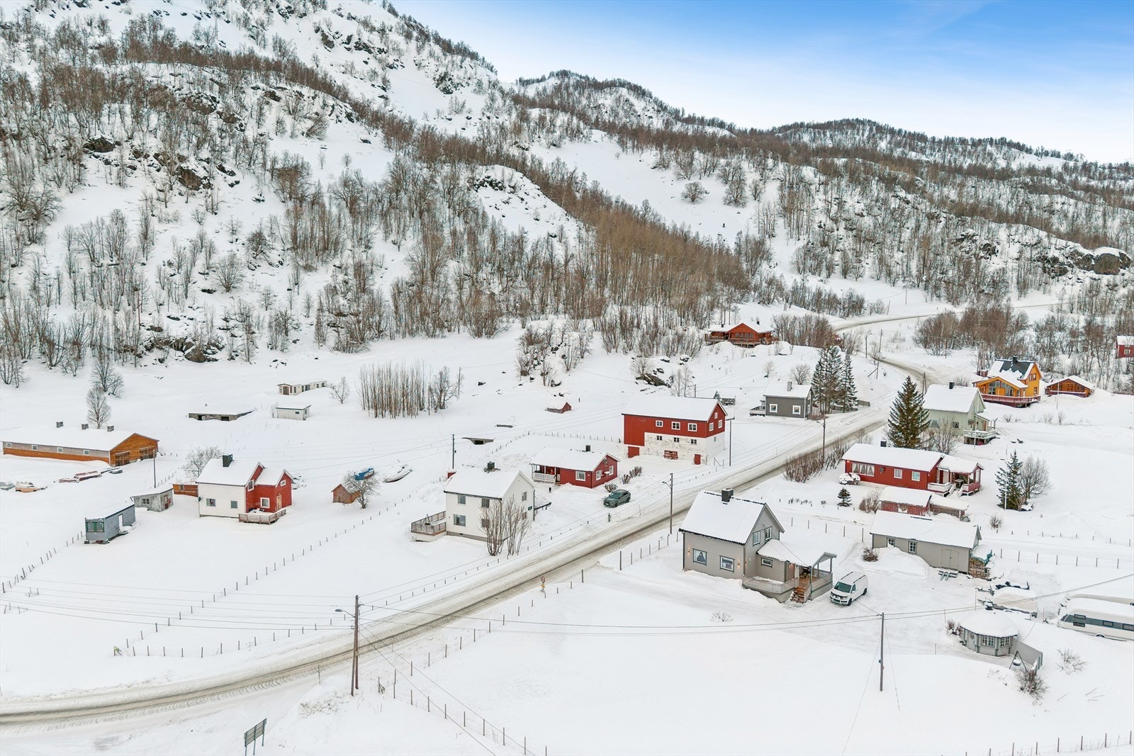 Tappeluft ligger et godt stykke inn i fjorden, på nordsiden, og byr på et fredelig og naturnært miljø. Galleribilde
