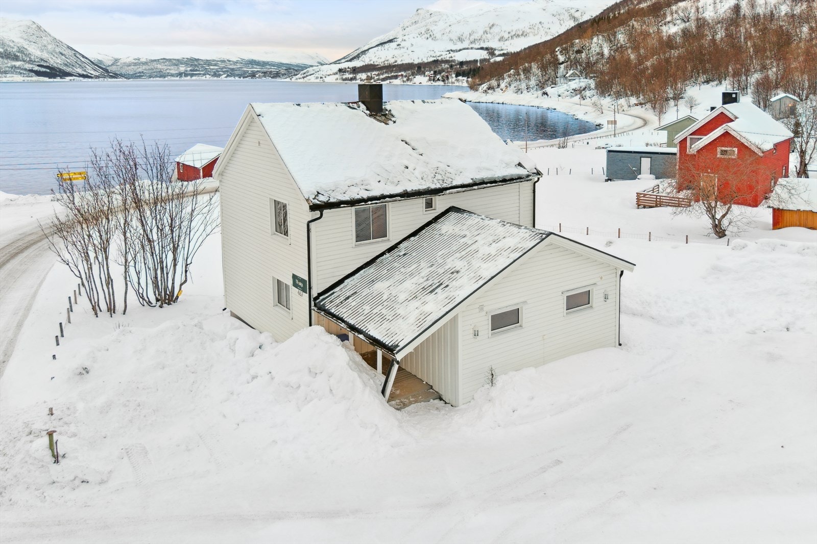 Helårsbolig benyttet som fritidsbolig med stor eiendom i Tappeluft. Galleribilde