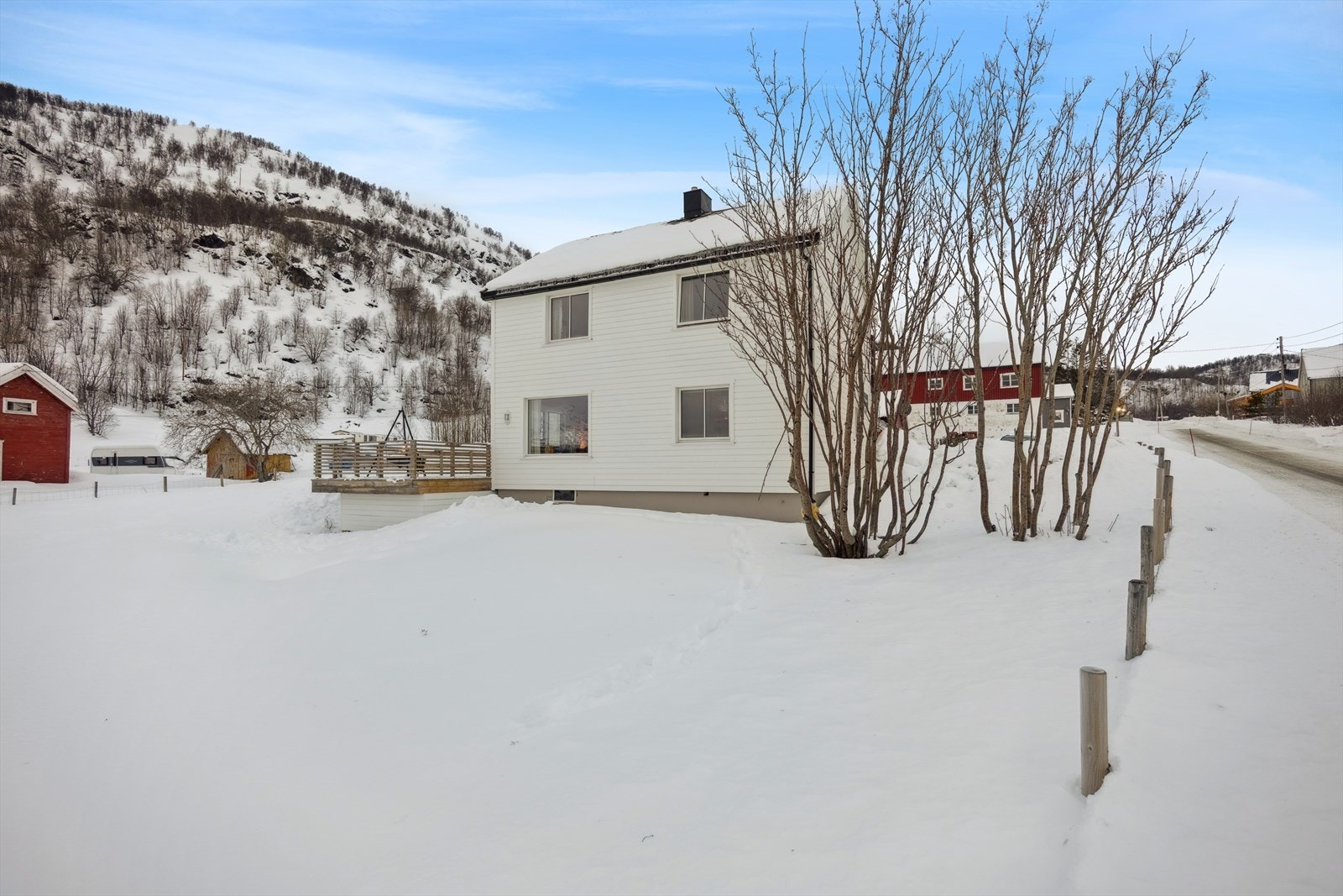 På eiendommen er det både hovedhus, naust og låve. Galleribilde