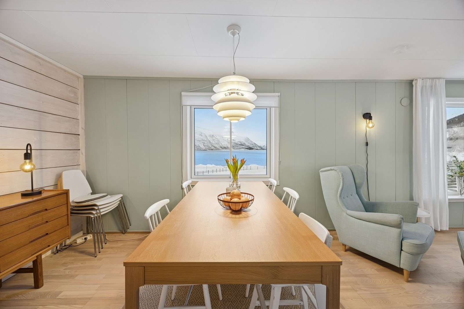 Fra vindusflatene er det nydelig utsikt mot fjorden. Galleribilde