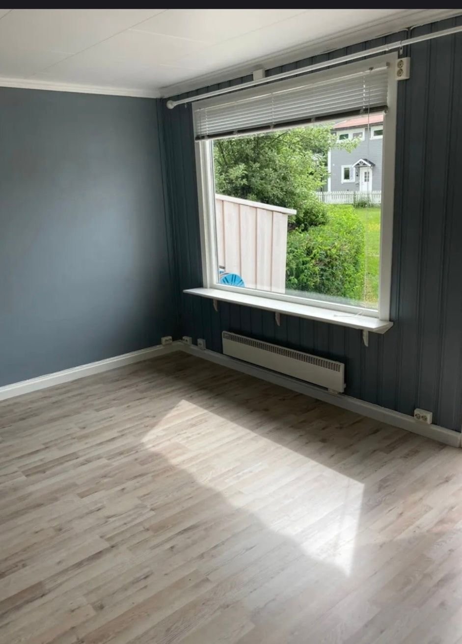 Koselig stue med vedovn og mye sol Galleribilde