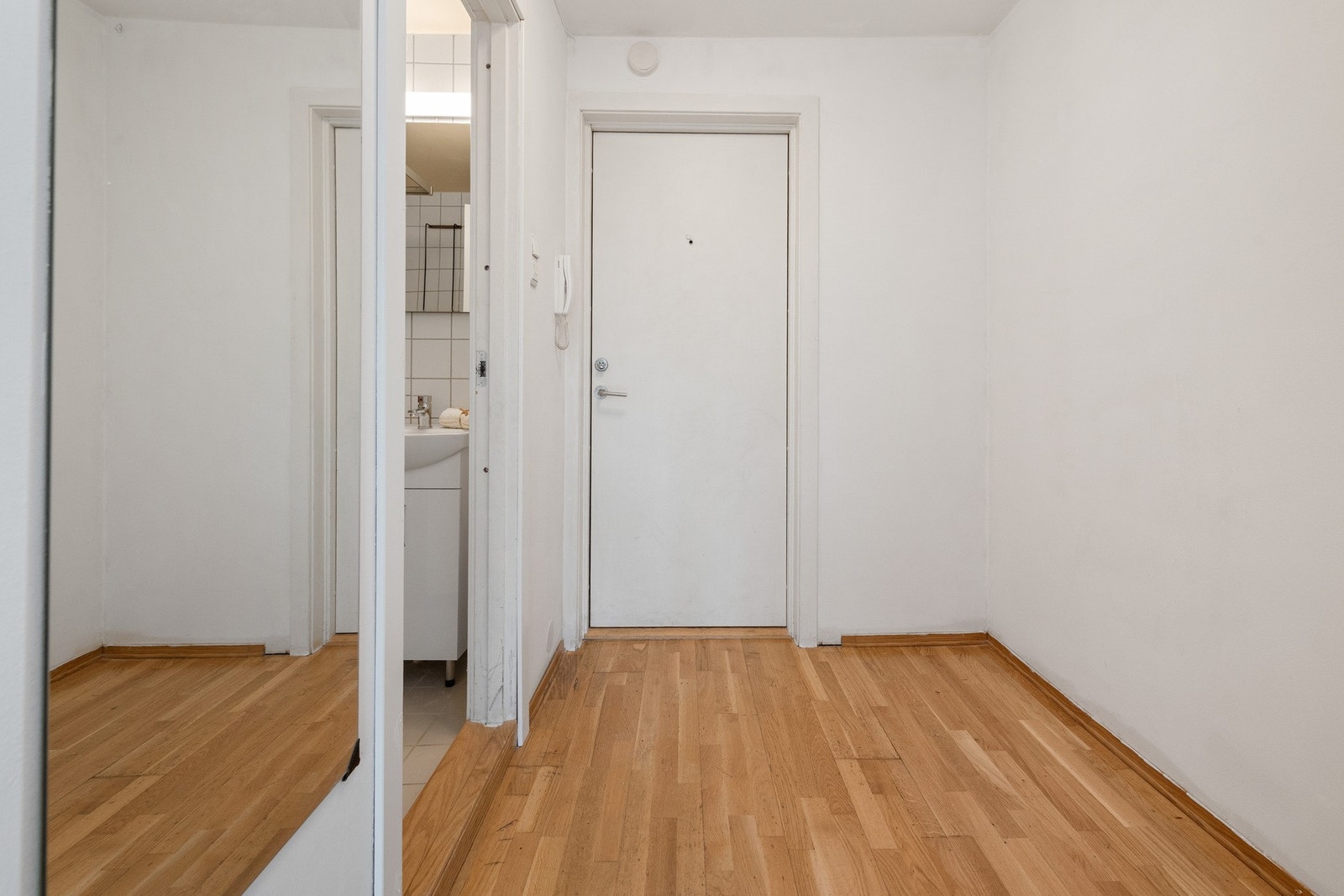 Gangen har avsatt plass til garderobenisje Galleribilde