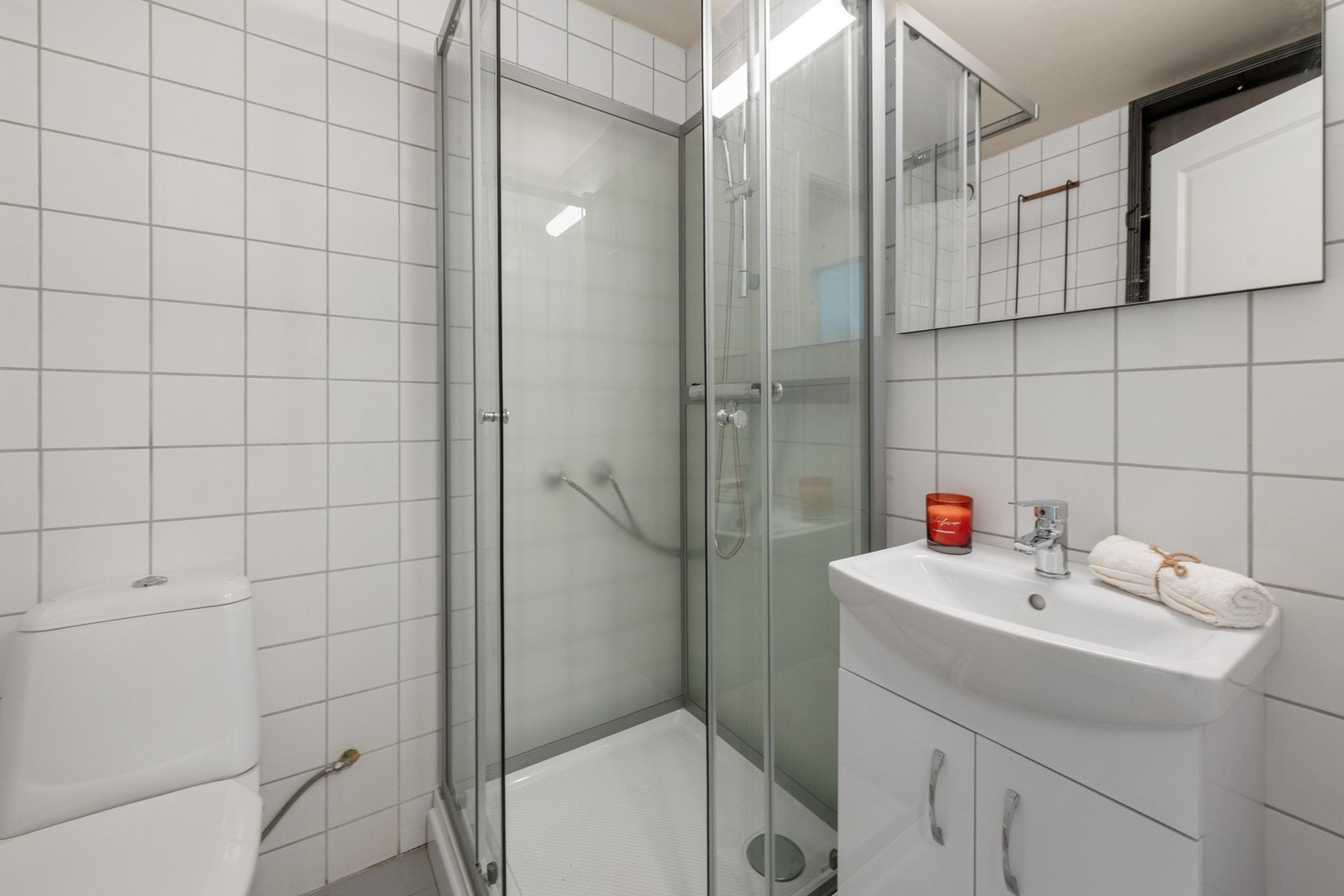 Badet er flislagt på gulv og vegger Galleribilde