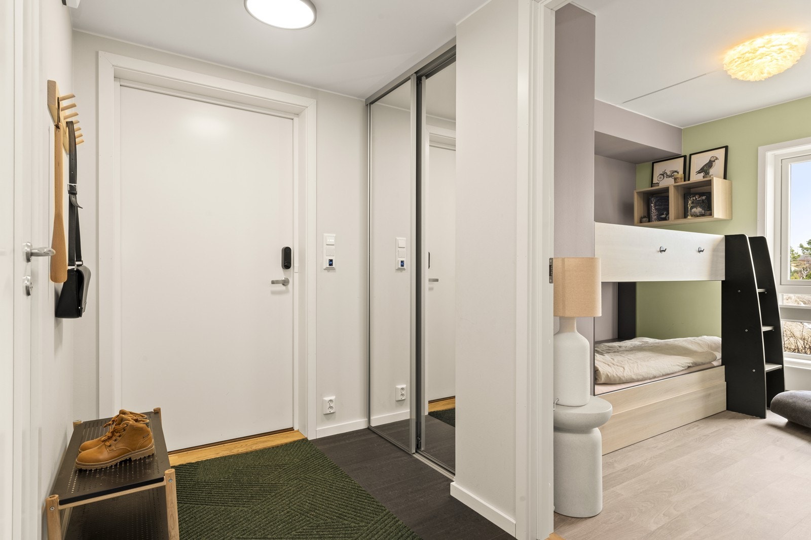 Entréen har flislagt gulv med elektrisk gulvvarme og skyvedørsgarderobe med speilfronter. Galleribilde