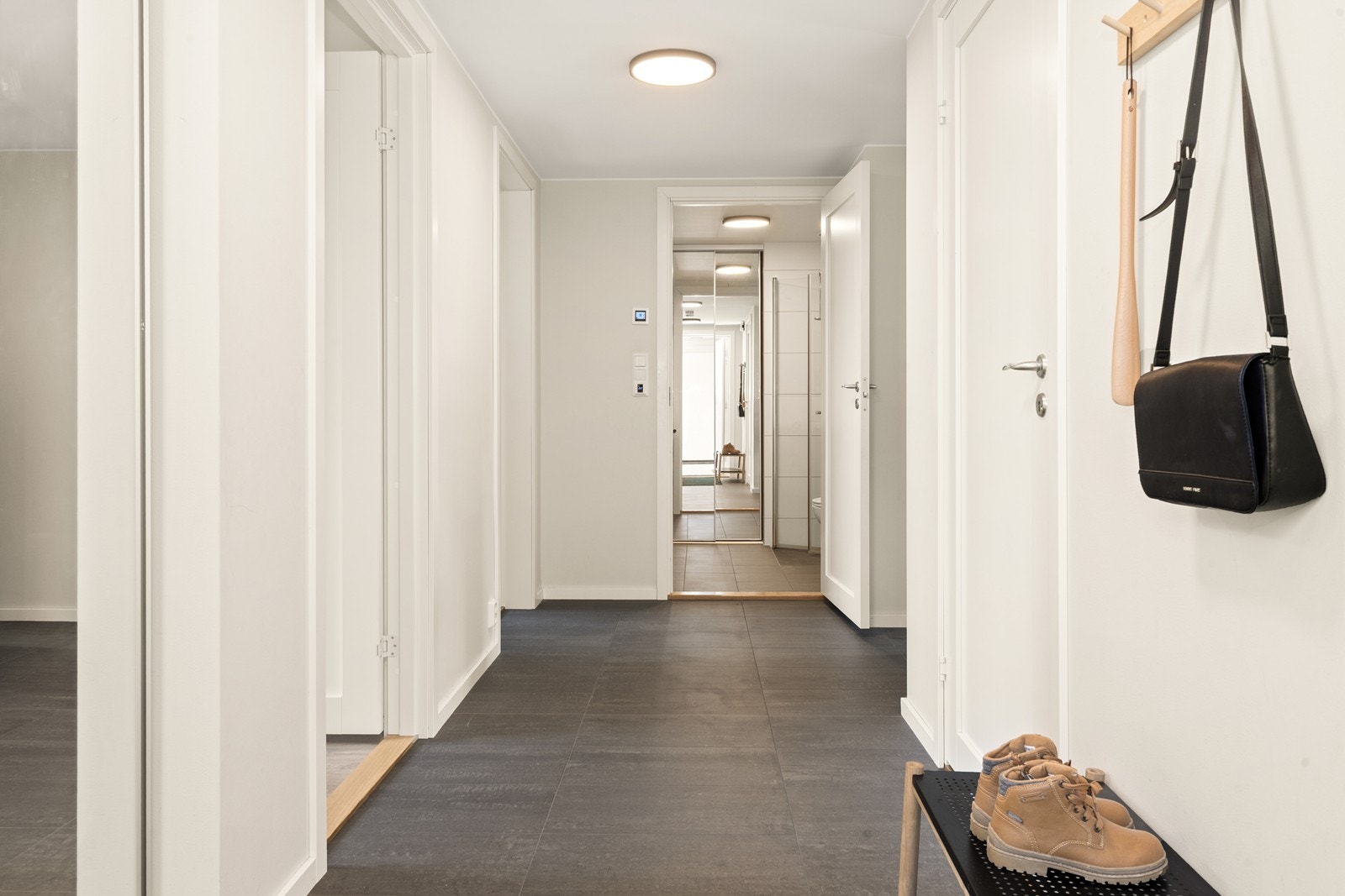 I tilknytning til entréen ligger en praktisk innvendig bod inn til høyre. Soverommene ligger inn til venstre i bildet. Galleribilde