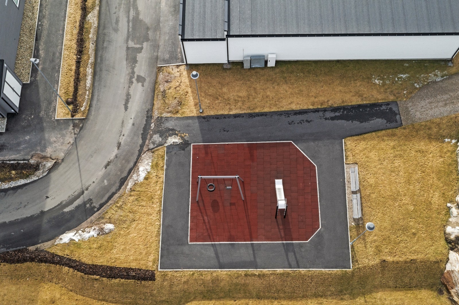 Sameiet har fellesarealer som er pent opparbeidet med grøntområder og lekeplass. Galleribilde