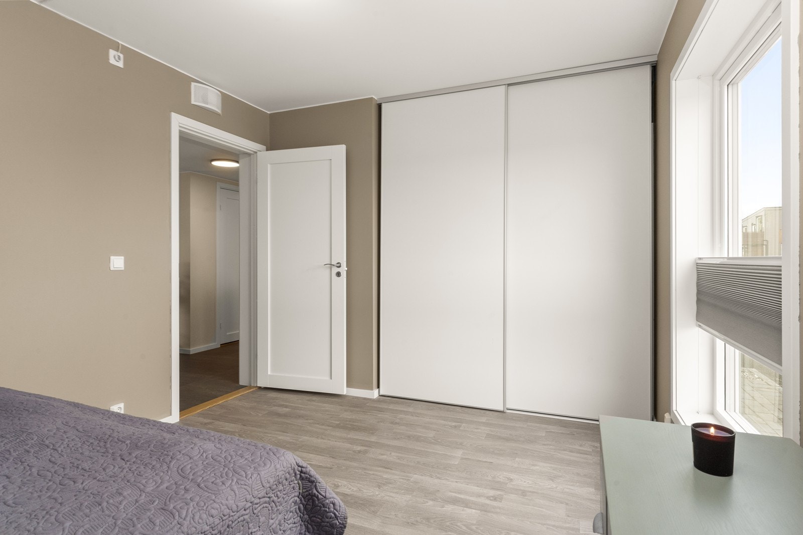 En romslig skyvedørsgarderobe gir rikelig med oppbevaringsplass. Galleribilde