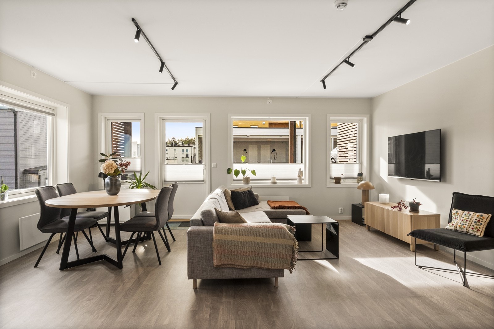 Stuen er et lyst og sosialt rom med plass til både sofagruppe og spisebord. Galleribilde