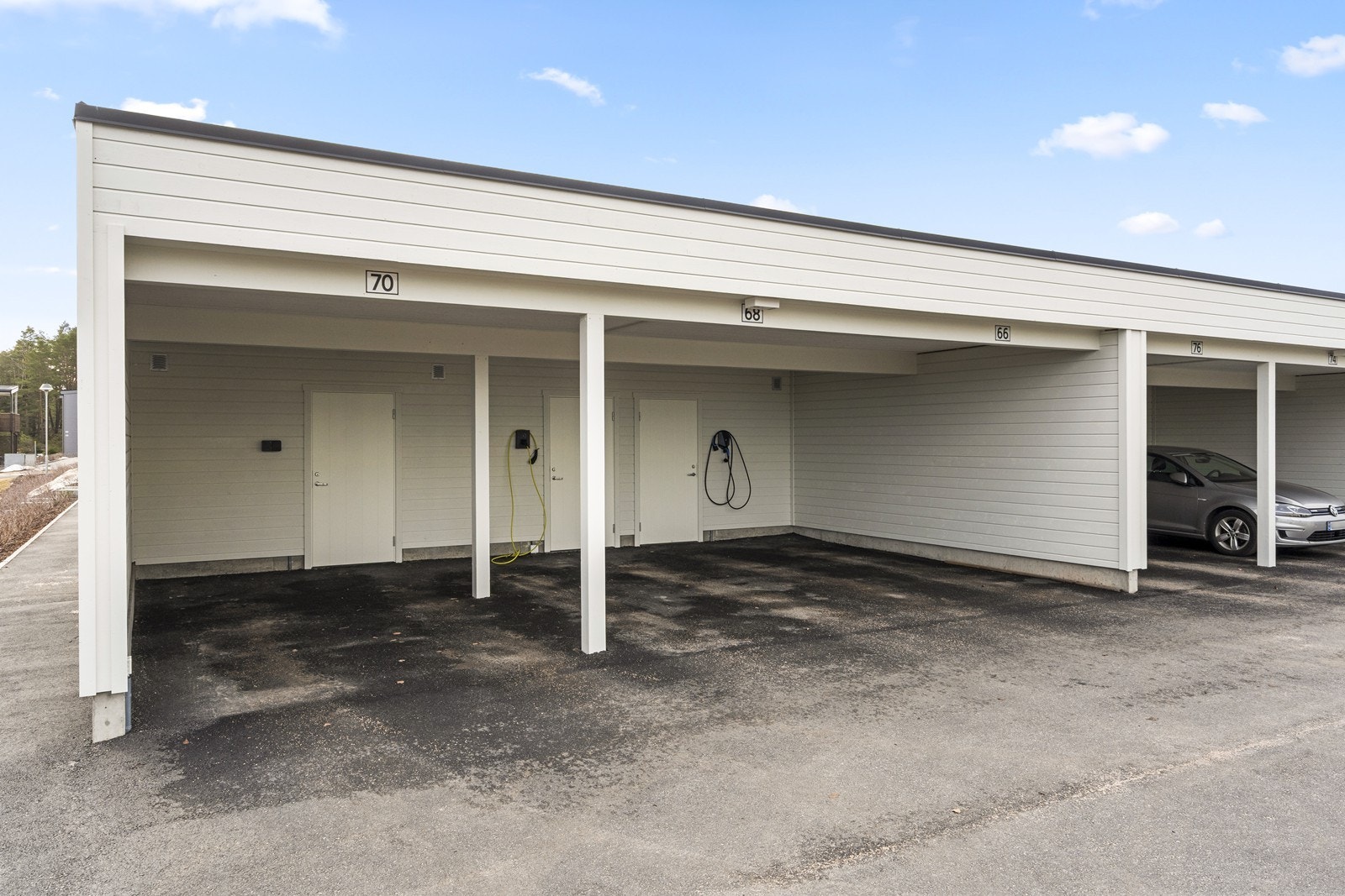 Til leiligheten hører en fast plass i carport med elbillader og en sportsbod på 5 m². Galleribilde