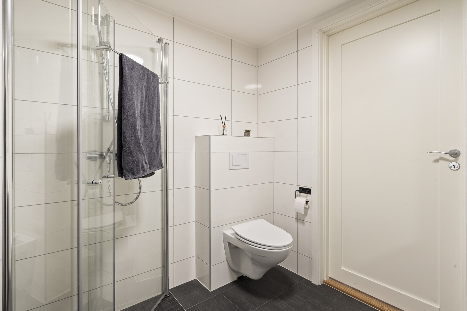 Badet er utstyrt med vegghengt toalett for et rent uttrykk og enklere renhold. Galleribilde