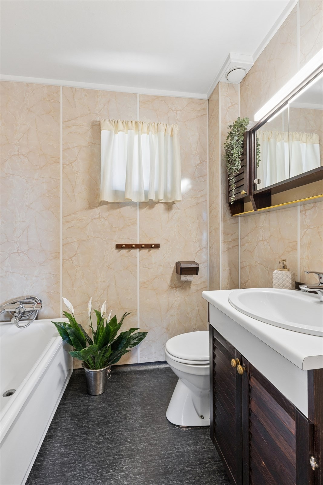 Boligen har 2 bad, ett i hver etasje. Dette badet ligger i boligens hovedetasje Galleribilde