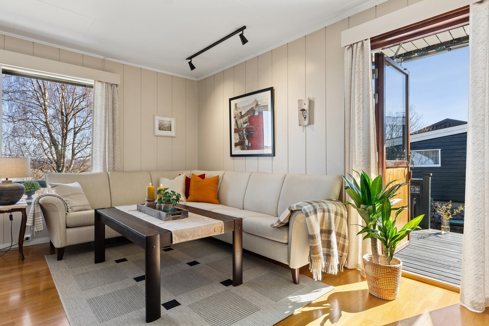 Stuen har utgang til sydvendt terrasse på ca. 28 m² Galleribilde