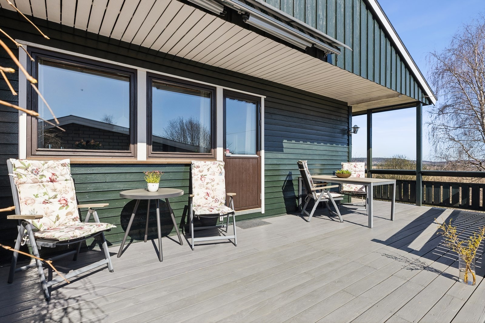 Terrassen er utstyrt med markise, utelys og en stikkontakt og er delvis overbygget Galleribilde